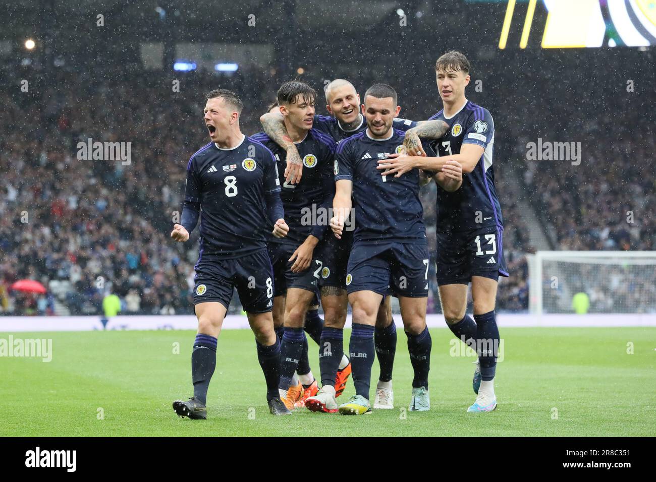 Glasgow, Regno Unito. 20th giugno, 2023. Nel Campionato europeo 2024, turno di qualificazione, Callum McGregor ha segnato il primo gol scozzese dopo 6 minuti. Poco dopo che l'arbitro ha sospeso il gioco per 20 minuti a causa di condizioni di scarsa altezza dopo una pioggia molto pesante. Credit: Findlay/Alamy Live News Foto Stock