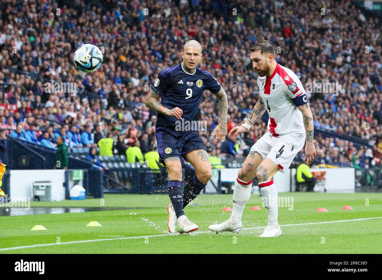Glasgow, Regno Unito. 20th giugno, 2023. Nel Campionato europeo 2024, turno di qualificazione, Callum McGregor ha segnato il primo gol scozzese dopo 6 minuti. Poco dopo che l'arbitro ha sospeso il gioco per 20 minuti a causa di condizioni di scarsa altezza dopo una pioggia molto pesante. Credit: Findlay/Alamy Live News Foto Stock