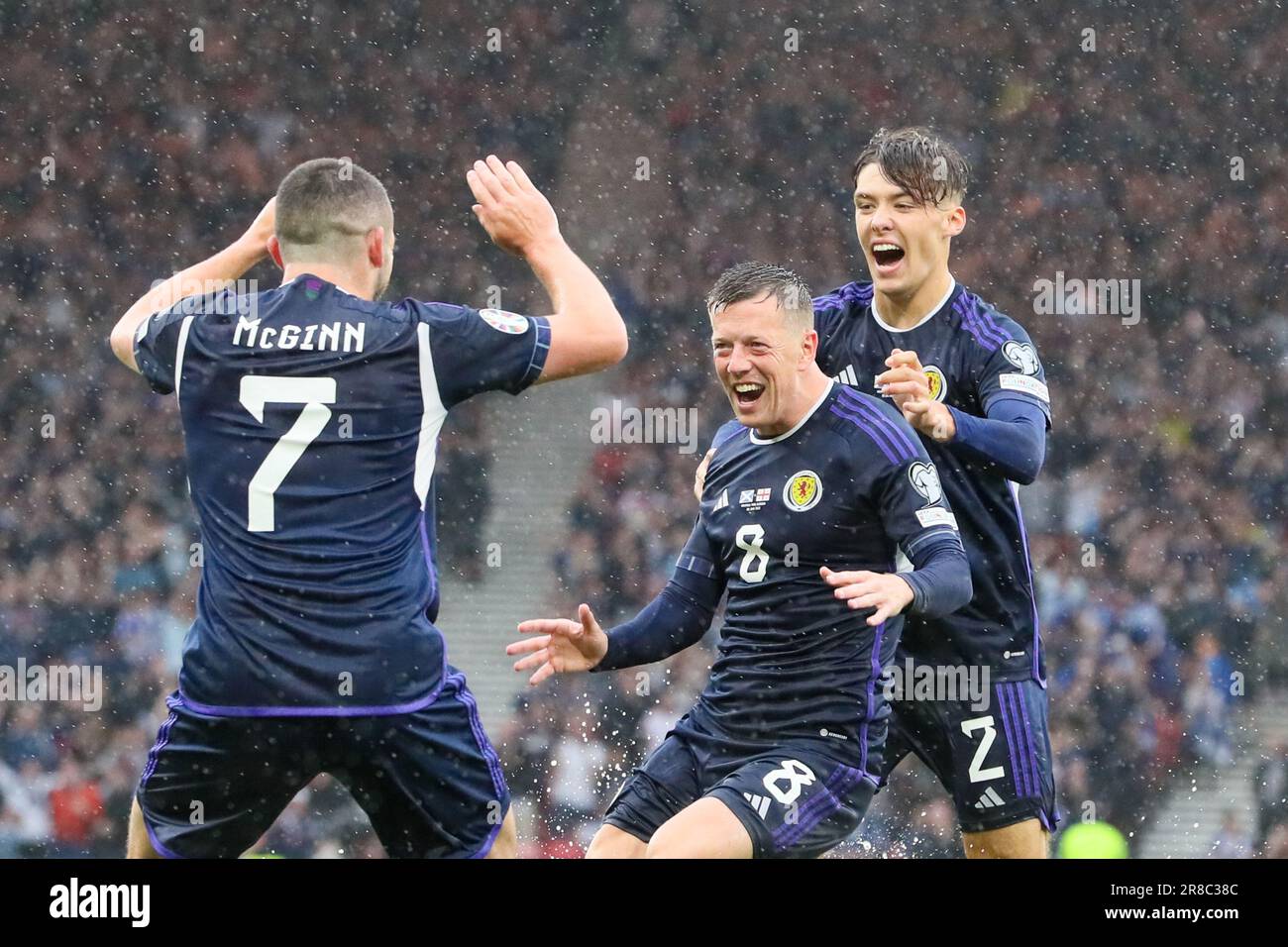Glasgow, Regno Unito. 20th giugno, 2023. Nel Campionato europeo 2024, turno di qualificazione, Callum McGregor ha segnato il primo gol scozzese dopo 6 minuti. Poco dopo che l'arbitro ha sospeso il gioco per 20 minuti a causa di condizioni di scarsa altezza dopo una pioggia molto pesante. Credit: Findlay/Alamy Live News Foto Stock