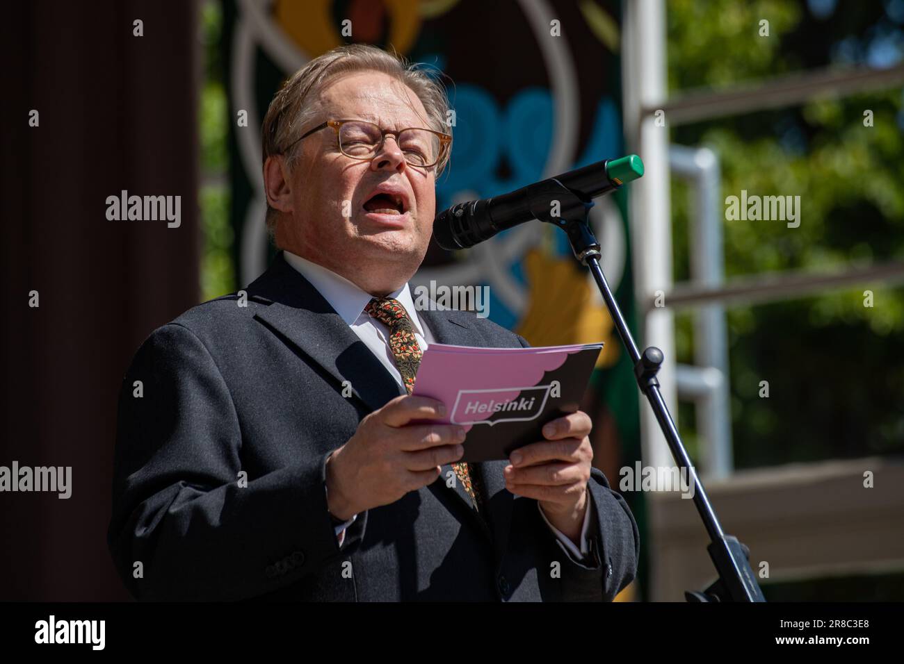 Il sindaco Juhana Vartiainen terrà un discorso sulla festa di Helsinki sul bandstand Esplanade Park a Helsinki, Finlandia Foto Stock