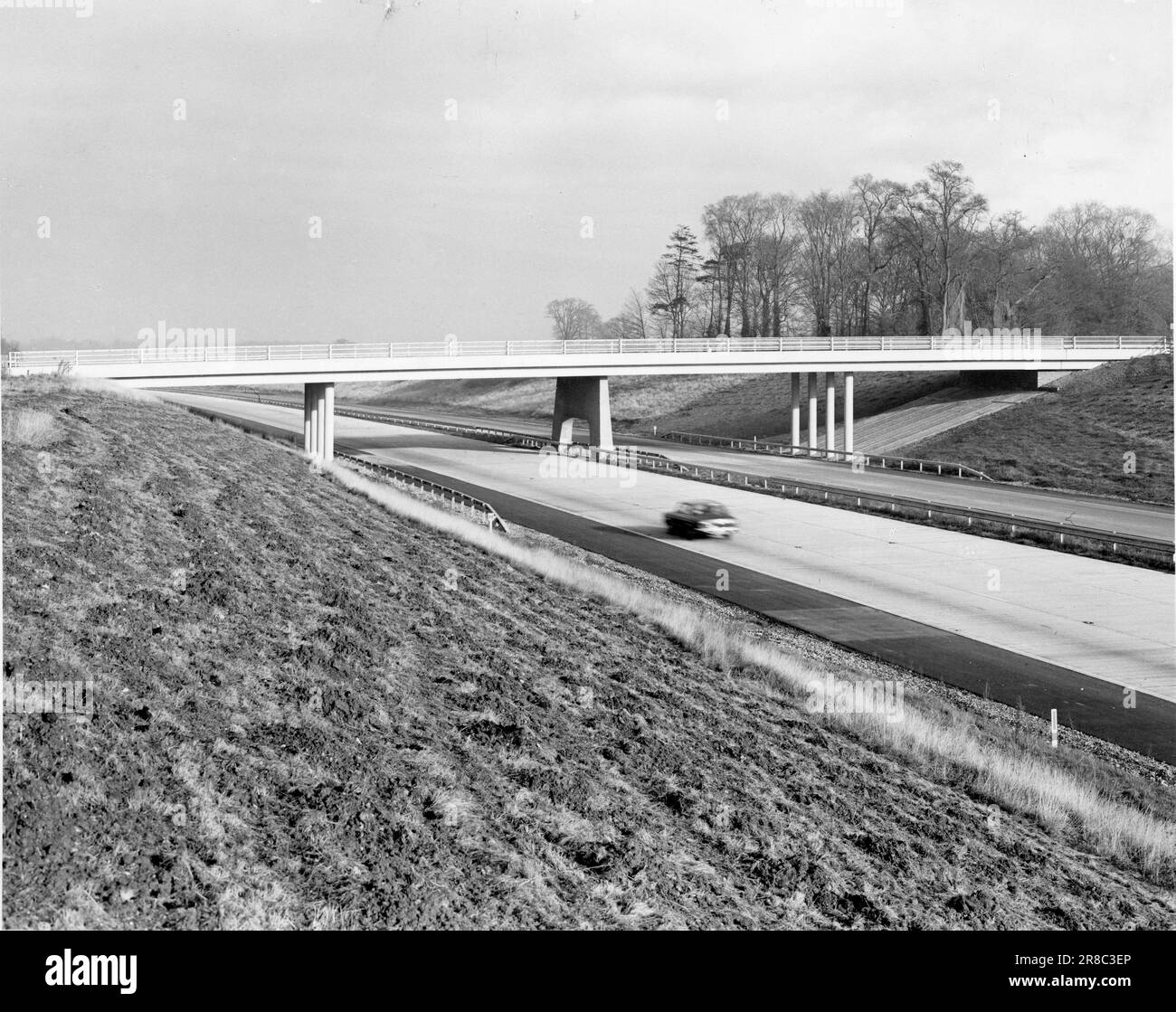 Costruzione dell'autostrada nel 1970-80s. Mostra le strade di nuova costruzione praticamente senza traffico. Lavoratori della strada e difetti di costruzione. Foto Stock