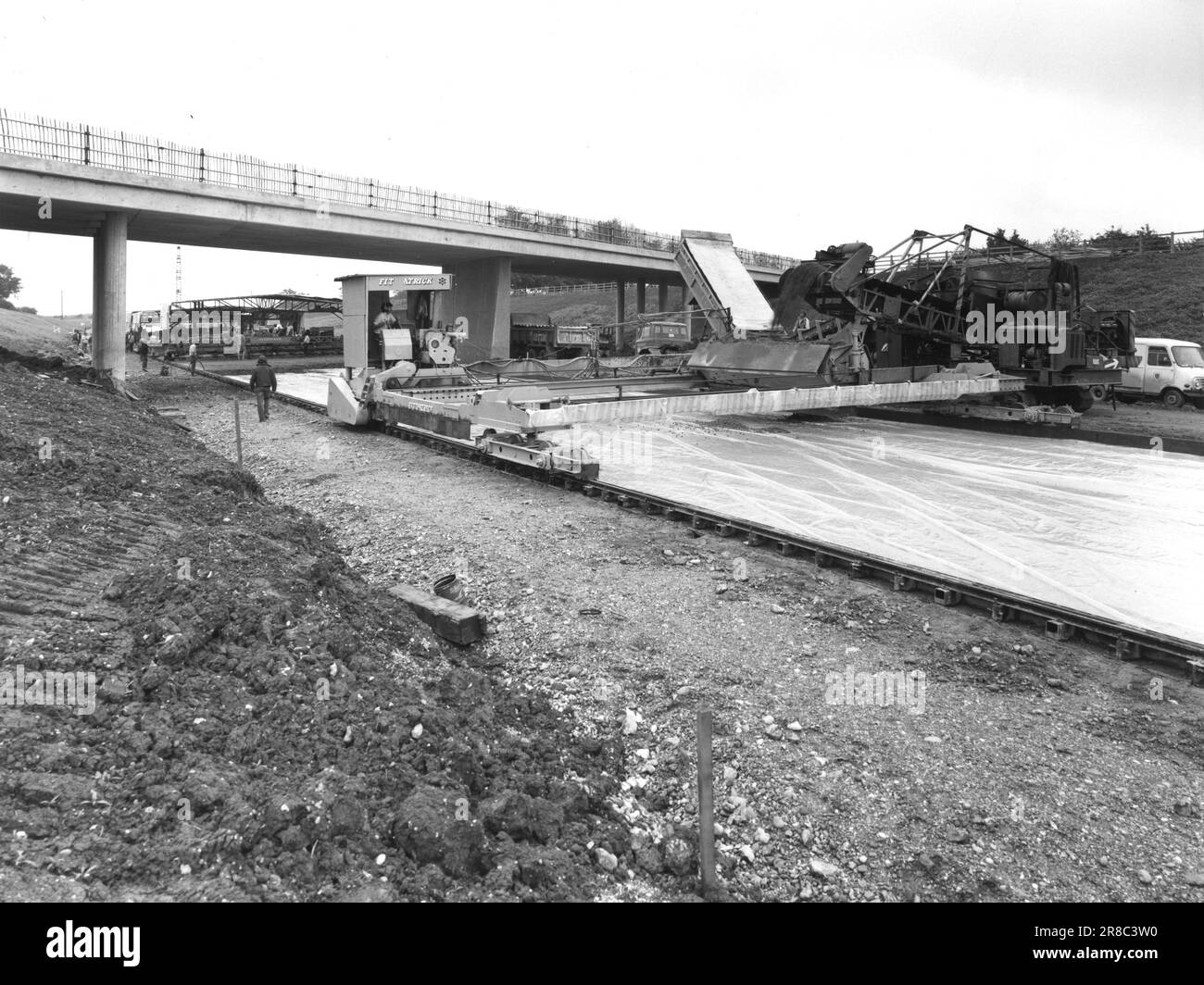 Costruzione dell'autostrada nel 1970-80s. Mostra le strade di nuova costruzione praticamente senza traffico. Lavoratori della strada e difetti di costruzione. Foto Stock