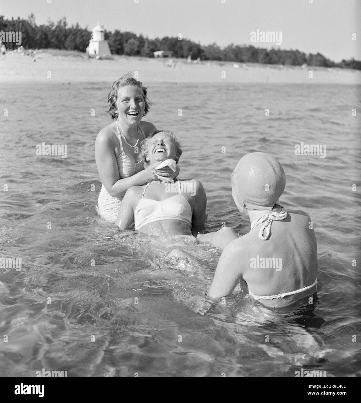 Corrente 15-1949: Sole ed estate su Mandal- l'acqua è abbastanza fredda su Sjøsanden, e prima che il posto fosse 'coperto', i Mandaliti usavano fare il bagno in una calva più tranquilla su un altro lato. Ma il fondo sabbioso è così fine che le scarpe da bagno sono inutili. Foto; Sverre A. Børretzen / Aktuell / NTB ***FOTO NON ELABORATA*** Foto Stock