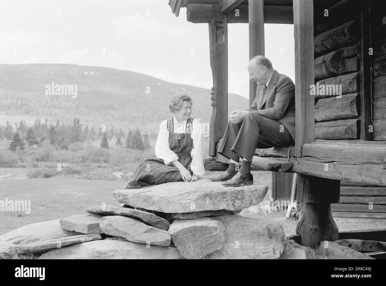 Corrente 28 - 1 - 1974: Libertà di organizzazione solo onelibertà di organizzazione solo un mito solo due di tutti gli alberghi di Hallingdal hanno un contratto collettivo con l'Hotell- og Restaurantarbeiderforbundet. Se i dipendenti mostrano interesse nell'organizzazione, sono soggetti a molestie e minacce di licenziamento da parte dei proprietari dell'hotel, che traggono grande profitto dall'oppressione dei loro lavoratori. Gli ospiti di Oset Høyfjellshotell a Gol, Asle e Gudrun Hesla, non hanno più nulla per il movimento sindacale. La onorevole Gudrun ha chiarito ai dipendenti che, se organizzano, il caffè e il resto bre Foto Stock