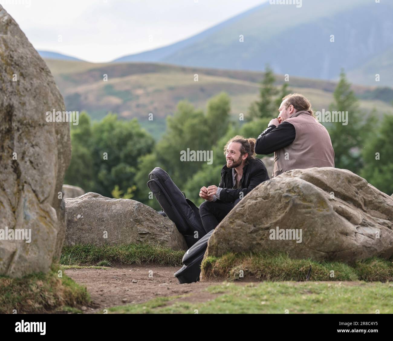 La gente arriva alla celebrazione del Solstizio d'Estate del cerchio di pietre di Castlerigg. Si ritiene che Castlerigg Stone Circle sia stato costruito intorno al 3200 a.C., e sebbene il suo scopo originale resti in gran parte sconosciuto, gli usi possibili includono un posto di scambio, un luogo di incontro, un sito religioso o un osservatorio astronomico.Castlerigg Stone Circle, Keswick, Regno Unito, 20th giugno 2023 (Foto di Mark Cosgrove/News Images) Foto Stock