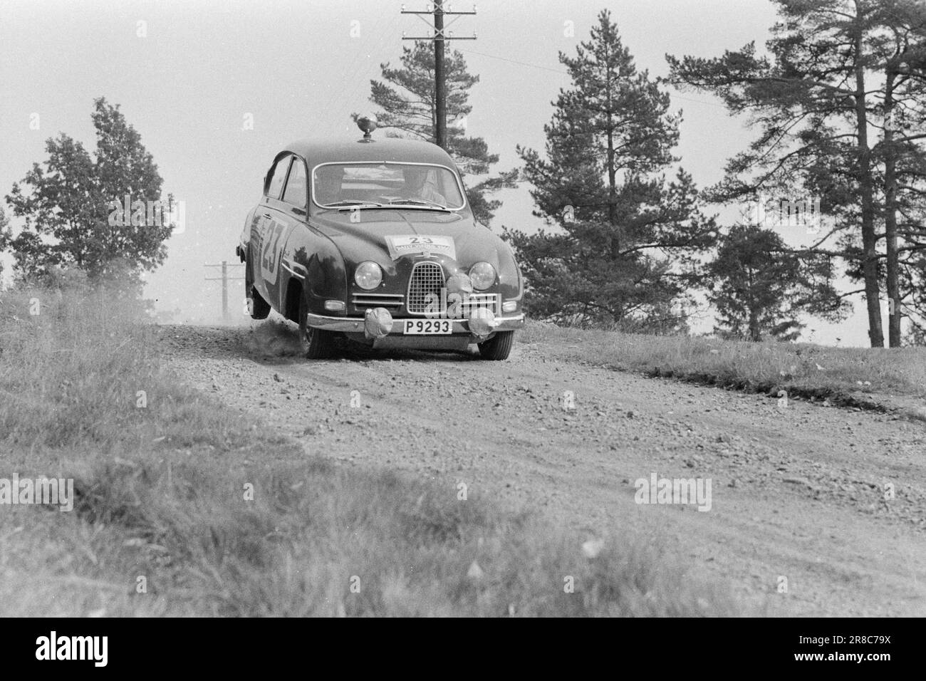 Attuale 42-3-1960: Febbre di velocità in curve strette per 42 ore, abbiamo seguito i partecipanti al Rally Viking di quest'anno, mentre hanno guidato il percorso lungo 1.850 chilometri che attraversa il sud della Norvegia, è stato ore di dramma, eccitazione - e febbre di velocità. Un piccolo urto sulla strada getta l'auto in aria, ma i due in auto non si accorgono. A un centinaio di chilometri all'ora, si avvicinano ad una curva stretta sulla stretta strada rurale. I tamburi di ghiaia sono furiosamente contro la carrozzeria. Il cestino li incontra. I due uomini trattengono il respiro. Il conducente ruota il volante con forza. Per alcuni decimi di a. Foto Stock