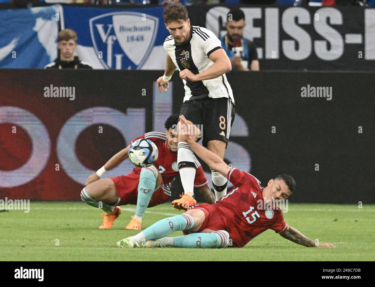 Gelsenkirchen, Germania. 20th giugno, 2023. Calcio: Internazionale, Germania - Colombia, Veltins Arena. La tedesca Leon Goretzka combatte per la palla contro il matheus Uribe della Colombia. Credit: Bernd Thissen/dpa/Alamy Live News Foto Stock