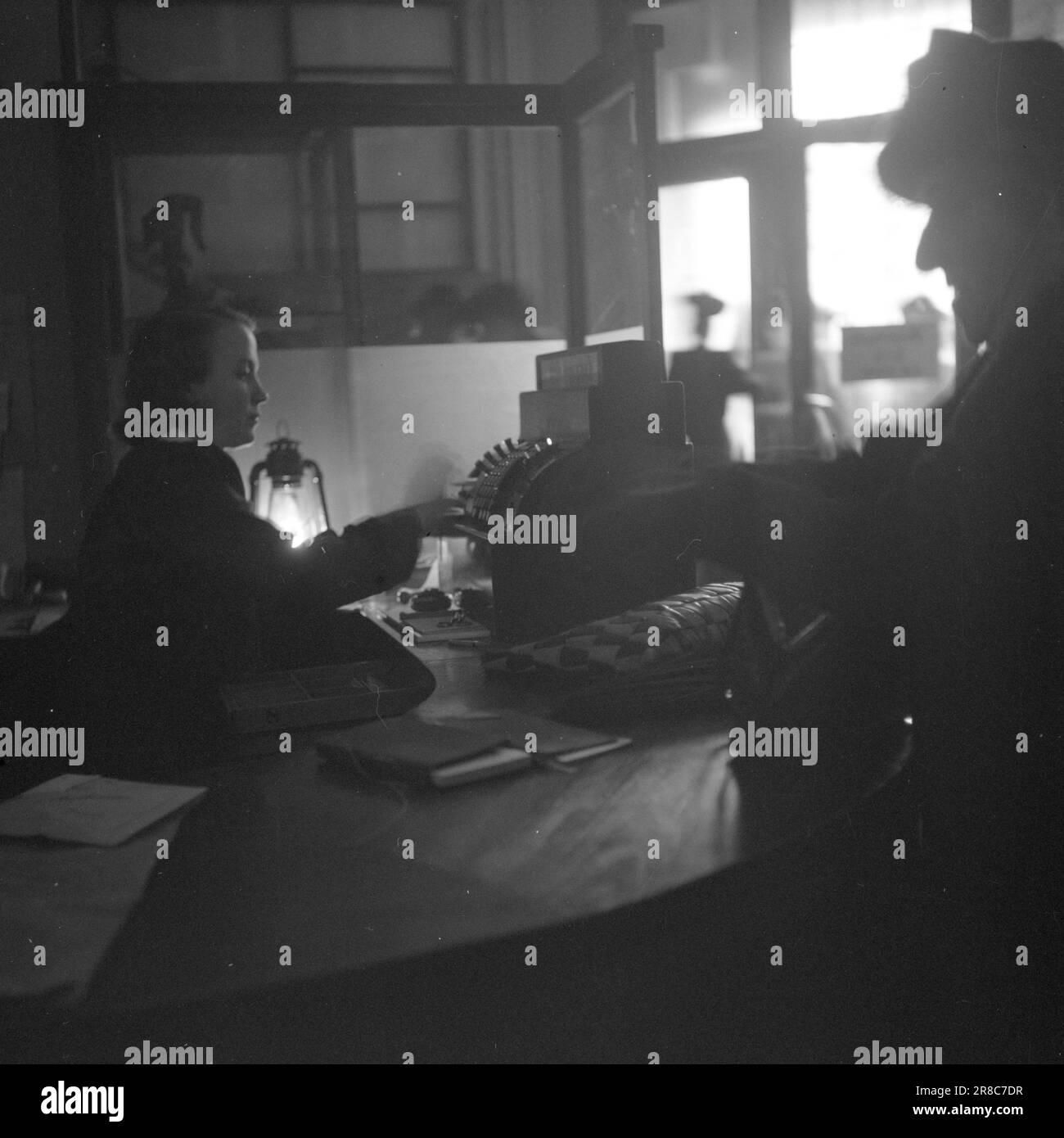 Corrente 22-1-1947: Il passato in un'ora di visitoPer un'ora ogni mattina, l'elettricità viene spenta a Oslo, come tanti altri luoghi del paese. A Oslo, il tempo di disconnessione è 11,30–12,30, in altri luoghi ci possono essere altri tempi. – L'interruzione dell'alimentazione provoca una significativa interruzione del lavoro per le aziende che dipendono dall'elettricità per le loro macchine. Foto: TH. Skotaam / Aktuell / NTB ***FOTO NON ELABORATA*** Foto Stock