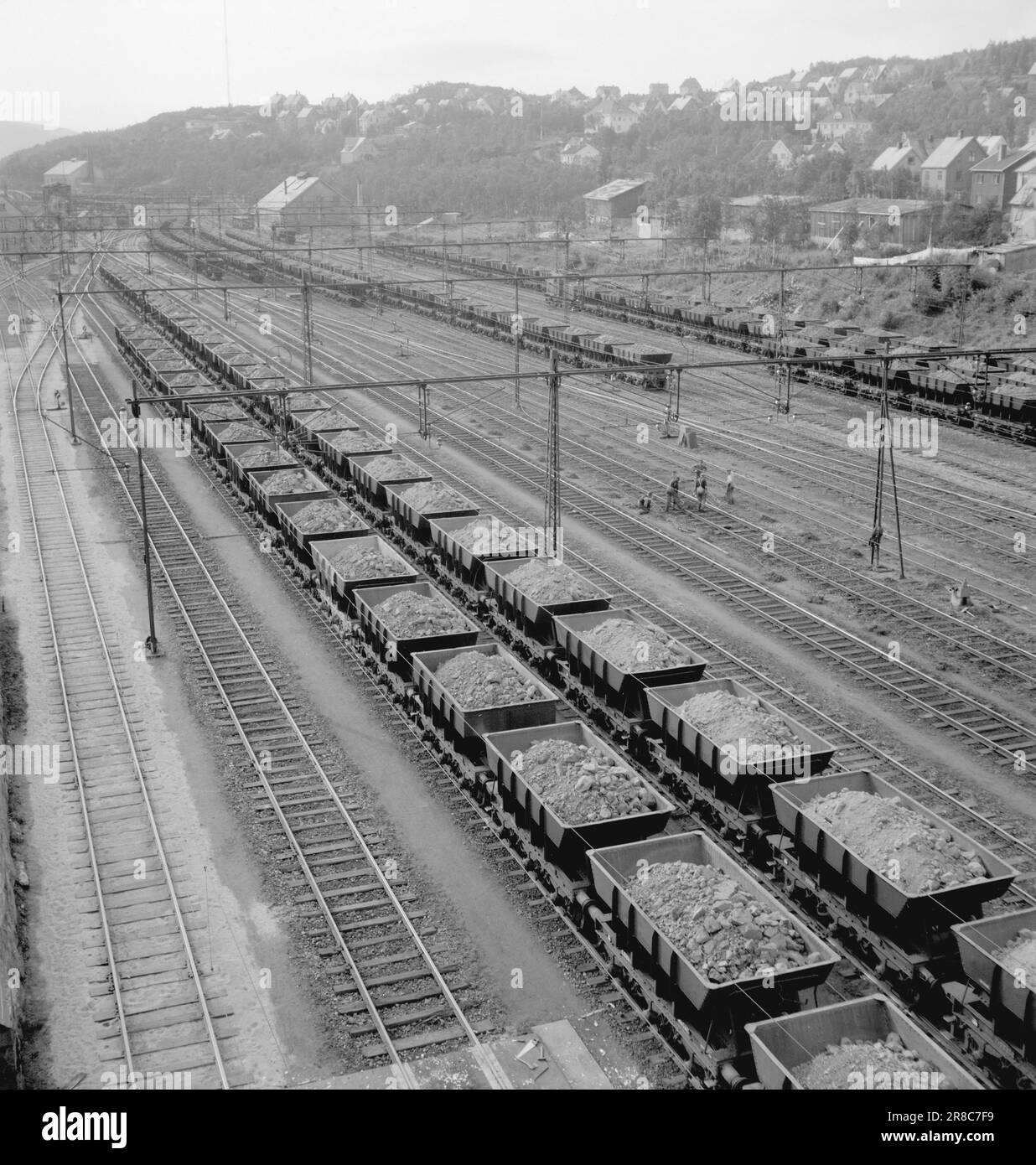 Attuale 23-2-1947: Al cimitero della nave rovine Narvik e BogenNarvik ha ora trovato la melodia da prima della guerra. Anche in questo caso, Narvik è la principale città del traffico marittimo e di viaggio della Norvegia settentrionale. Il traffico di minerali e la navigazione di minerali sono stati presi bene e sono ancora una volta il polso naturale della vita e del benessere della città. Ore, ore, ore! È il minerale di ferro svedese settentrionale che ha creato la ferrovia di Ofot, e la ferrovia di Ofot ha creato Narvik a sua volta. Il traffico di minerali è la base della città per l'esistenza. Quando è vivace, Narvik ha bei momenti. Quando si fermerà, ci sarà disoccupazione e penuria Foto Stock