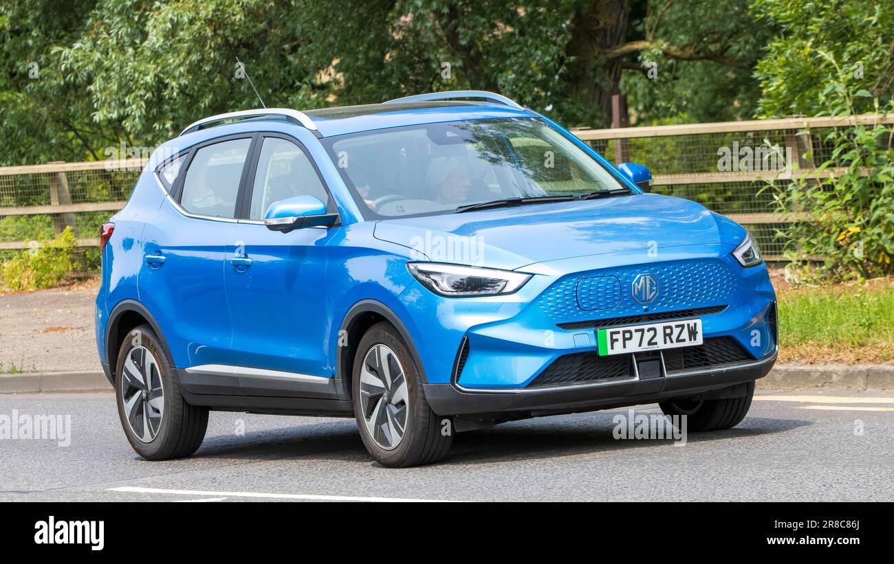 Milton Keynes, Regno Unito - 18 giugno 2023: IL 2022 Blue Electric MG ZS TROPHY COLLEGA UN'auto EV che viaggia su una strada inglese Foto Stock