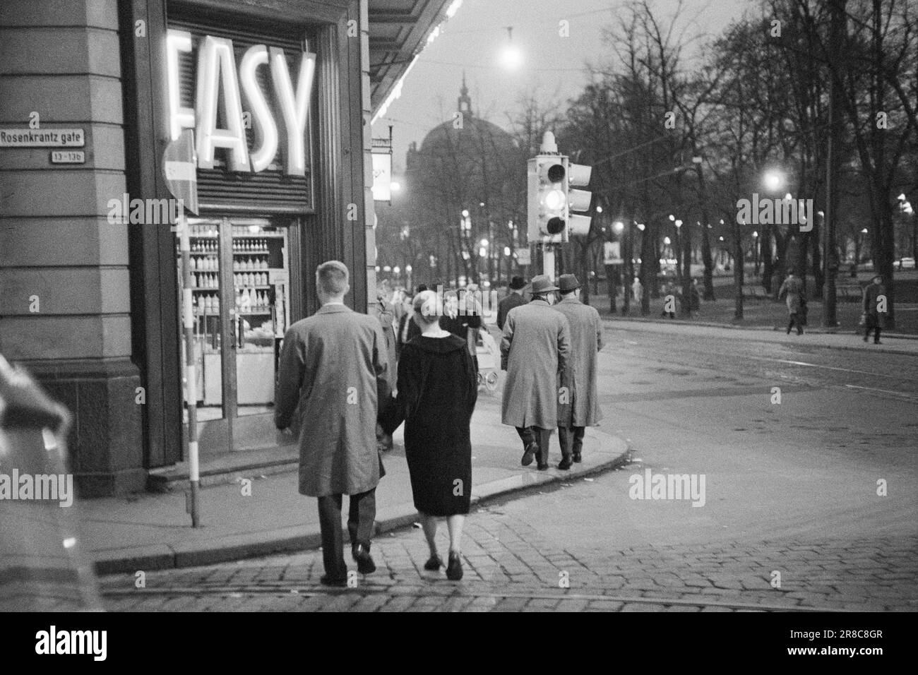 Attuale 25-1-1960: Dove l'impulso della città batte la fotocamera riflette la vita quotidiana in un angolo di strada a Oslo. Si potrebbe chiamare questo episodio su Hjørnet una canzone senza parole - il più ordinario di tutti sulla terra - ma sempre altrettanto interessante. Anche per gli altri. Foto: Aage Storløkken / Aktuell / NTB ***FOTO NON ELABORATA*** Corner Stortingsgata Rosenkrantzgate Foto Stock