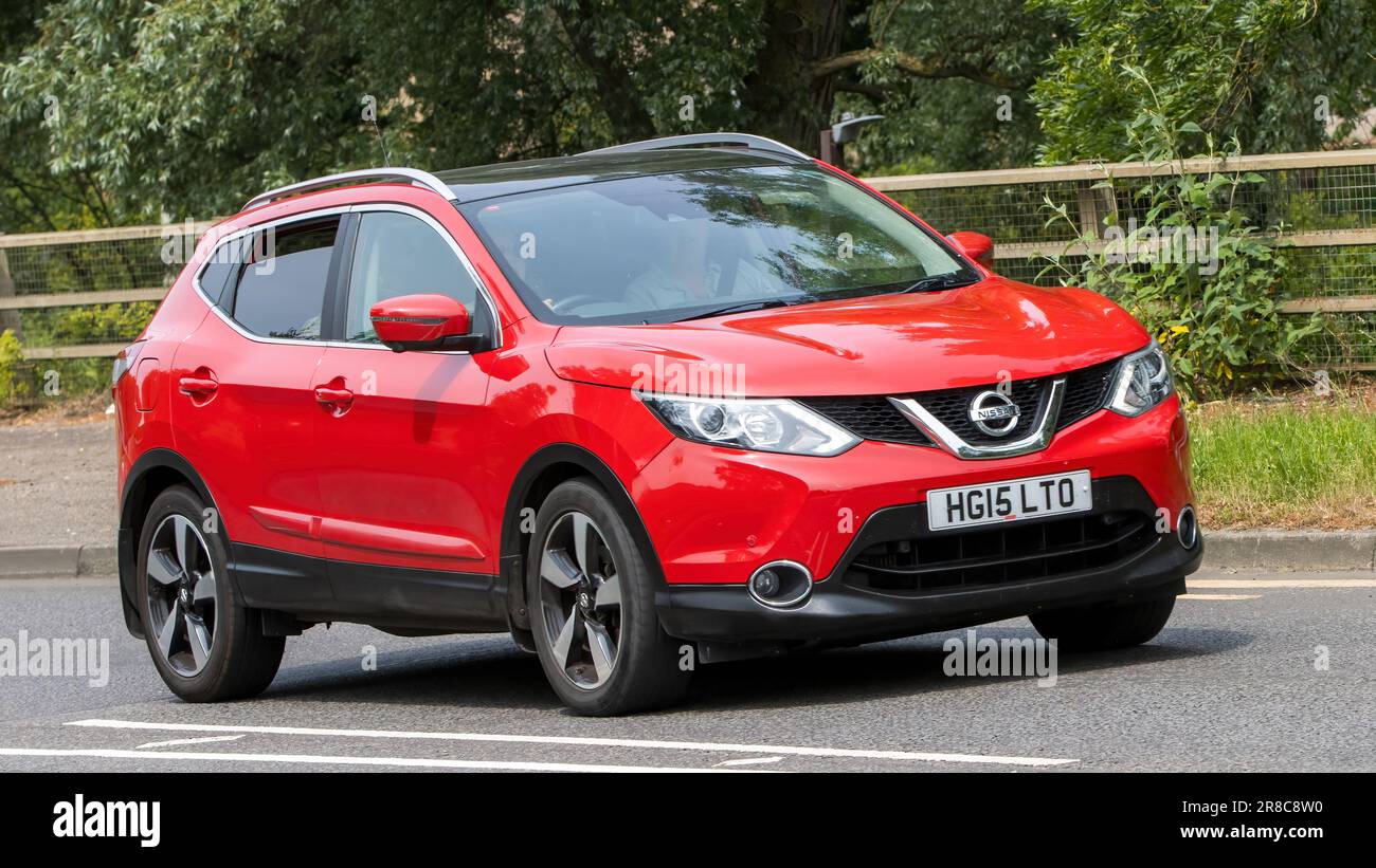 Milton Keynes,UK - Giugno 18th 2023: 2015:00 Red NISSAN QASHQAI auto in viaggio su una strada inglese Foto Stock