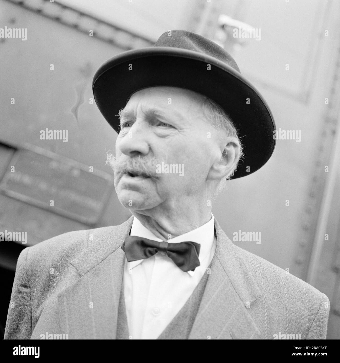 Attuale 39-7-1960: Scappatoia al confine dove si trova Morokulien oggi, si è svolta una delle più incredibili avventure illegali della guerra. La linea di collegamento principale tra Hjemmefront e Utefront passò proprio davanti ai nasi delle guardie tedesche. Ex pilota di locomotive e contrabbandiere Johan Wangen. Foto: Aage Storløkken / Aktuell / NTB ***FOTO NON ELABORATA*** Foto Stock