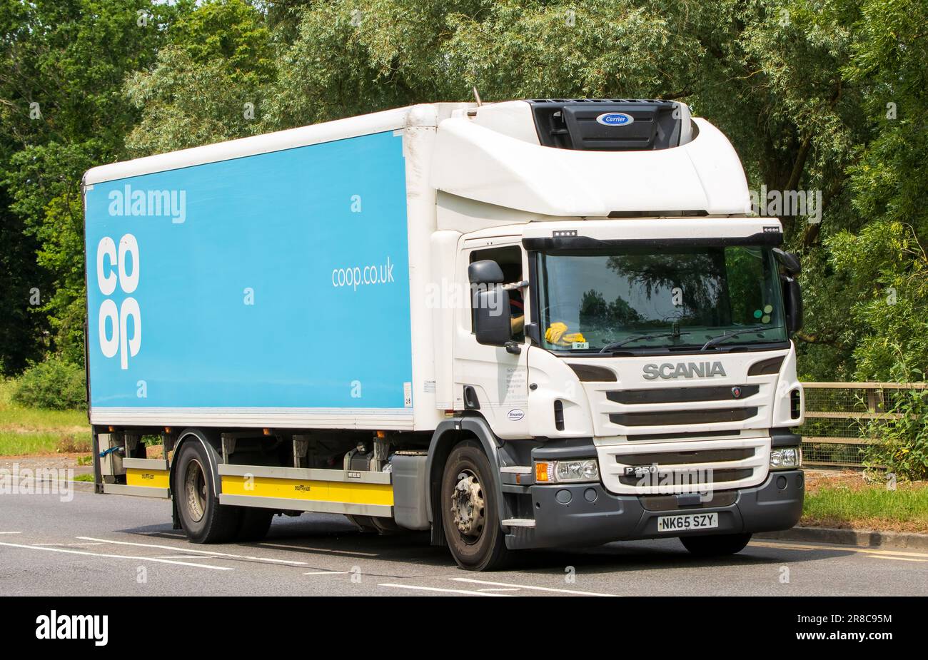 Milton Keynes, Regno Unito - 18th 2023 giugno: 2015 SCANIA P250 camion consegna per la Co Op viaggiando su una strada inglese Foto Stock