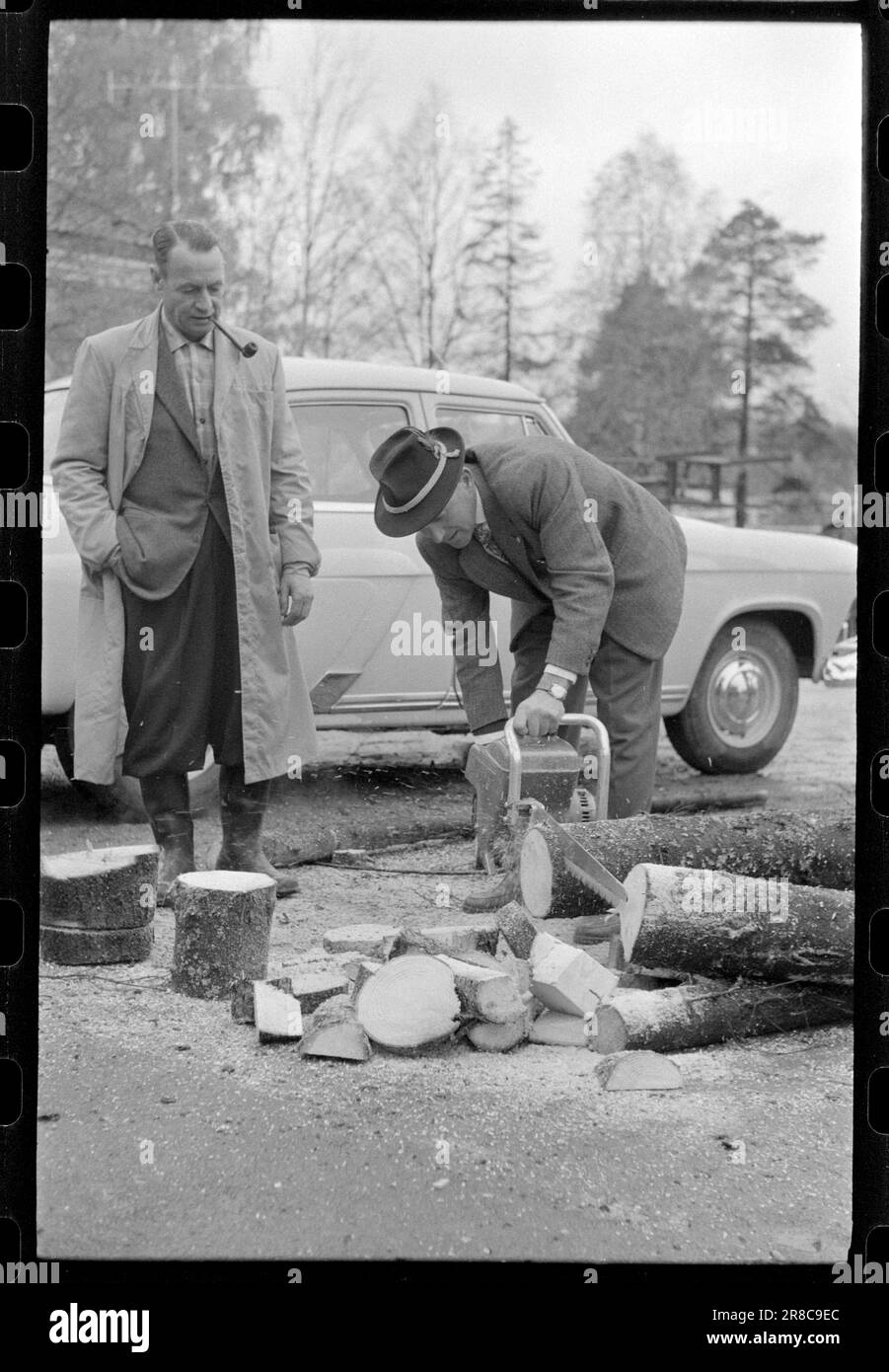 Attuale 46-5-1960: Ma non è... La pista di trotting di Kongsvinger era fangosa e fangosa, e la pioggia autunnale acida non migliorava le condizioni stradali, nonostante gli sci fossero lubrificati con il miglior olio nero per macchine da cucire. Ma raramente i due sciatori popolari sono stati accolti con applausi più caldi che durante questo evento, che faceva parte del tradizionale Markens-Løyers di 100 anni a Kongsvinger. C'erano venditori di fortuna, Carl Jularbo e fiere, c'erano taglialegna della Finnskogene, proprietari terrieri di Grue e migliaia di altri riuniti per un festival folcloristico di due giorni tha Foto Stock