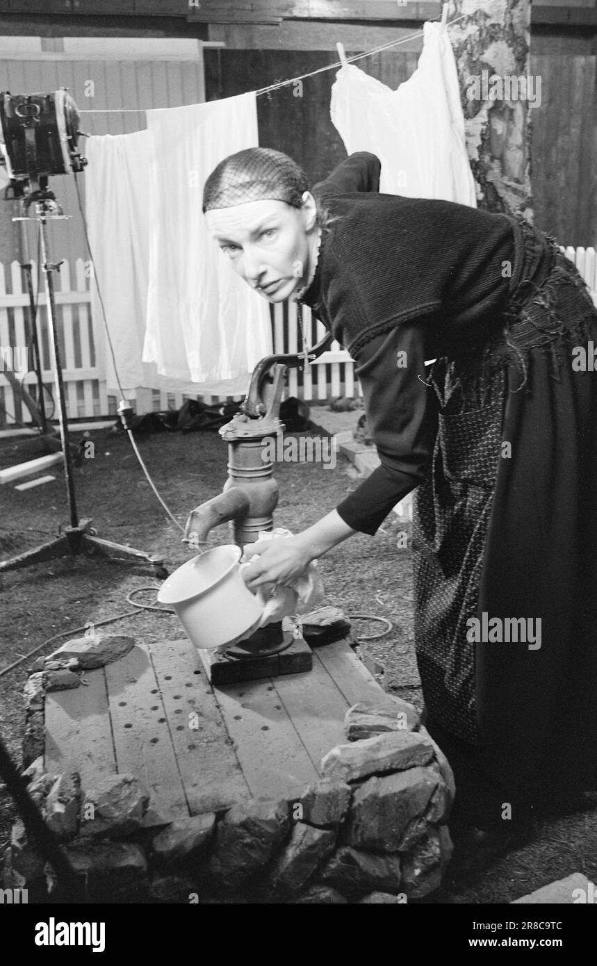 Attuale 23 - 1 - 1974: Un film sul film di KidNorsk e EMI-Produksjon hanno adattato 'il Kid' di Oskar Braaten in un film, che sarà pronto per Natale. È la seconda volta che questa popolare commedia Braaten è stata trasformata in un film. Questa volta come un film musicale. Il regista è Barthold Halle, e il produttore e compositore è Egil Monn-Iversen. Nei ruoli troviamo Sølvi Wang come Hønselovisa e Ragnhild Nygård come Krestna. Il medico è interpretato da Frimann Falck Clausen, e le guardie notturne da Carsten Byhring e Harald Heide Steen. Foto: Aage Storløkken / Ivar Greftegreff / Aktuell / NTB Foto Stock