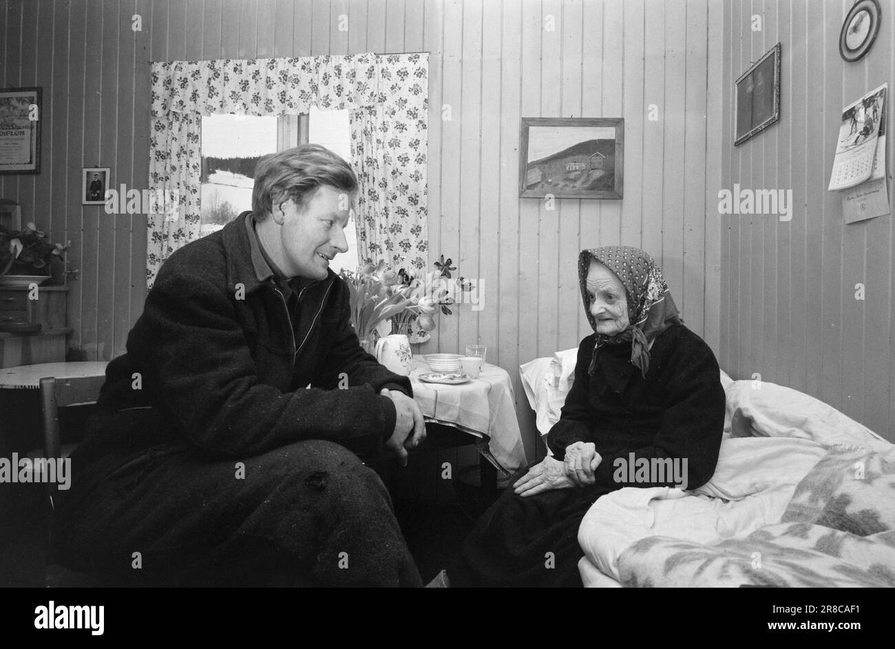 Corrente 5-2-1960: Sorella nel villaggio va da fattoria a fattoria con assistenza sanitaria e sociale. Antonette vecchio e agile a Dokken è in cattive condizioni di salute, ma non è quello di cui preferisce parlare quando la sorella Abelle viene a visitare. Discuterà le ultime notizie da tutto il mondo. Foto: Sverre A. Børretzen / Aktuell / NTB ***FOTO NON ELABORATA*** Foto Stock
