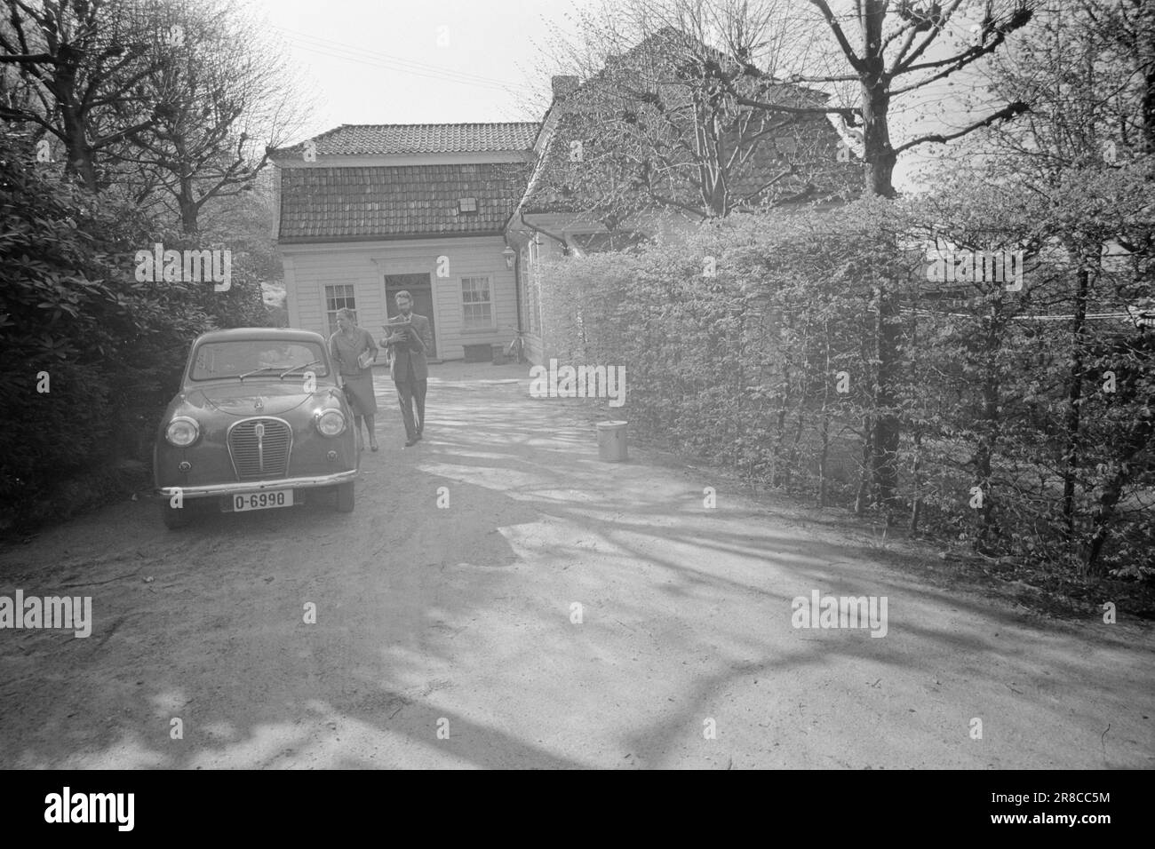 Corrente 30-3-1960: UR-Bergens non vogliamo giurare che Arild Haaland sia l'originale Bergensen. Il disoccupato accademico ha acquistato Brødregården, una vera casa patrizia Bergen. Stiamo crescendo in un'epoca in cui saremo tutti patrizi, quindi perché non essere primi? È così che ha filosofato, il filosofo esperto e disoccupato. Crede che i soldi non siano tutto e dà in su $10.000 un l'anno finchè ha tempo libero per controllare le cose che gradisce. Foto: Sverre A. Børretzen / Aktuell / NTB ***FOTO NON ELABORATA*** Foto Stock