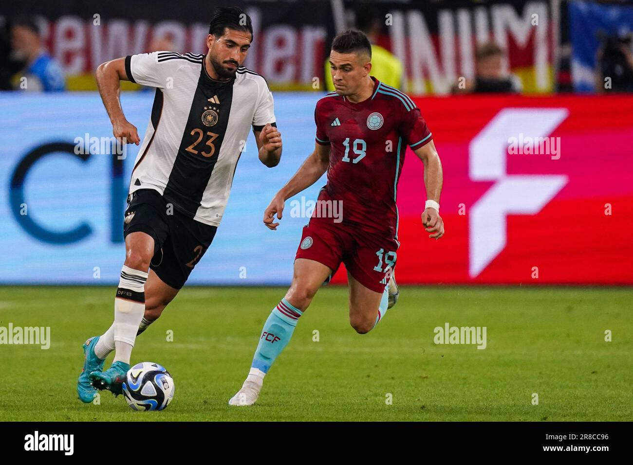 Gelsenkirchen, Germania. 20th giugno, 2023. GELSENKIRCHEN, GERMANIA - 20 GIUGNO: Emre Can di Germania battaglia per il possesso con Rafael Santos Borre di Colombia durante la partita internazionale amichevole tra la Germania e la Colombia alla Veltins-Arena il 20 giugno 2023 a Gelsenkirchen, Germania (Foto di Joris Verwijst/Orange Pictures) Credit: Orange Pics BV/Alamy Live News Foto Stock