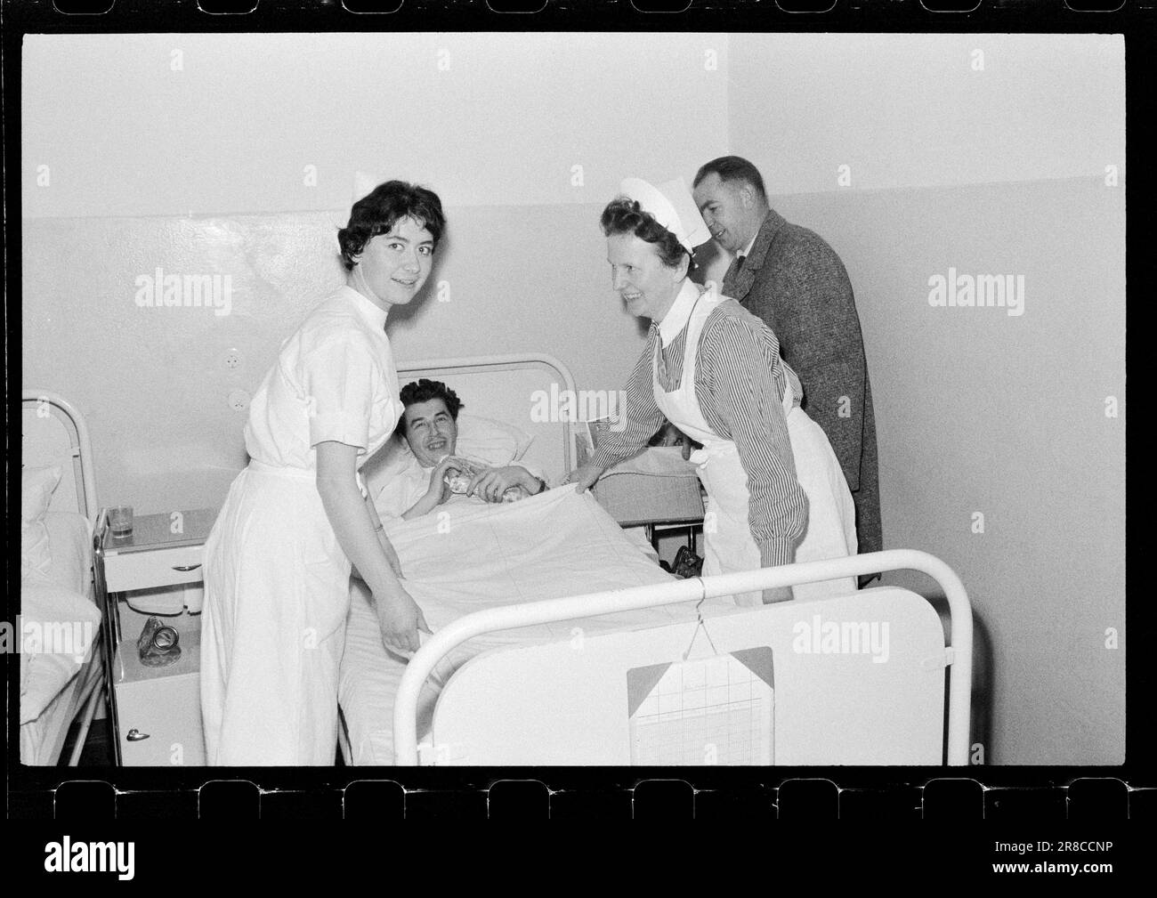 Corrente 57-6-1960: Quando le luci sono accese là... In tutto il mondo, piccole parti della Norvegia hanno celebrato il Natale e si sono preparate per il Natale ancora più intensamente di noi qui a casa. In una tipica città marinara come Amburgo, con un pesante traffico marittimo norvegese, il marinaio Eilif Jacobsen e il suo assistente Ragnar Hellstrand e altri aiutanti hanno avuto un Natale peggiore di qualsiasi casalinga norvegese vecchio stile. Hanno uno spettacolo di Natale tutto l'anno. Smører Rolf Sundvoll era stato da solo in un ospedale di Amburgo per due giorni quando l'assistente Hellstrand arrivò con il pacchetto. Sundvo Foto Stock