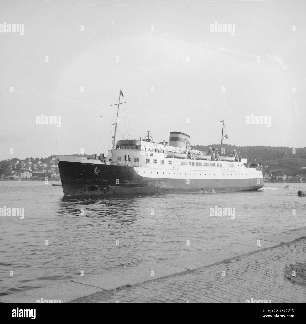 Attuale 17-2-1947: Arendal, casa dell'arte di vivere Arendal, chiamata anche la 'Venezia del Nord' è stata per oltre 100 anni la principale città marittima della Norvegia. Le navi a vela della città sono state trovate in tutti i mari, e la città e il distretto hanno sedato di vita quando le navi sono ritornate a casa in autunno con carichi pesanti. Il periodo di massimo splendore di Arendal si è concluso alla fine del 19th° secolo con un grave crollo delle banche che ha creato difficoltà e miseria senza precedenti. Le piccole classi organizzarono associazioni 'solidarietà' per tutelare i loro interessi, e 'la morbida fascia costiera' divenne per un certo periodo il centro del soc Foto Stock