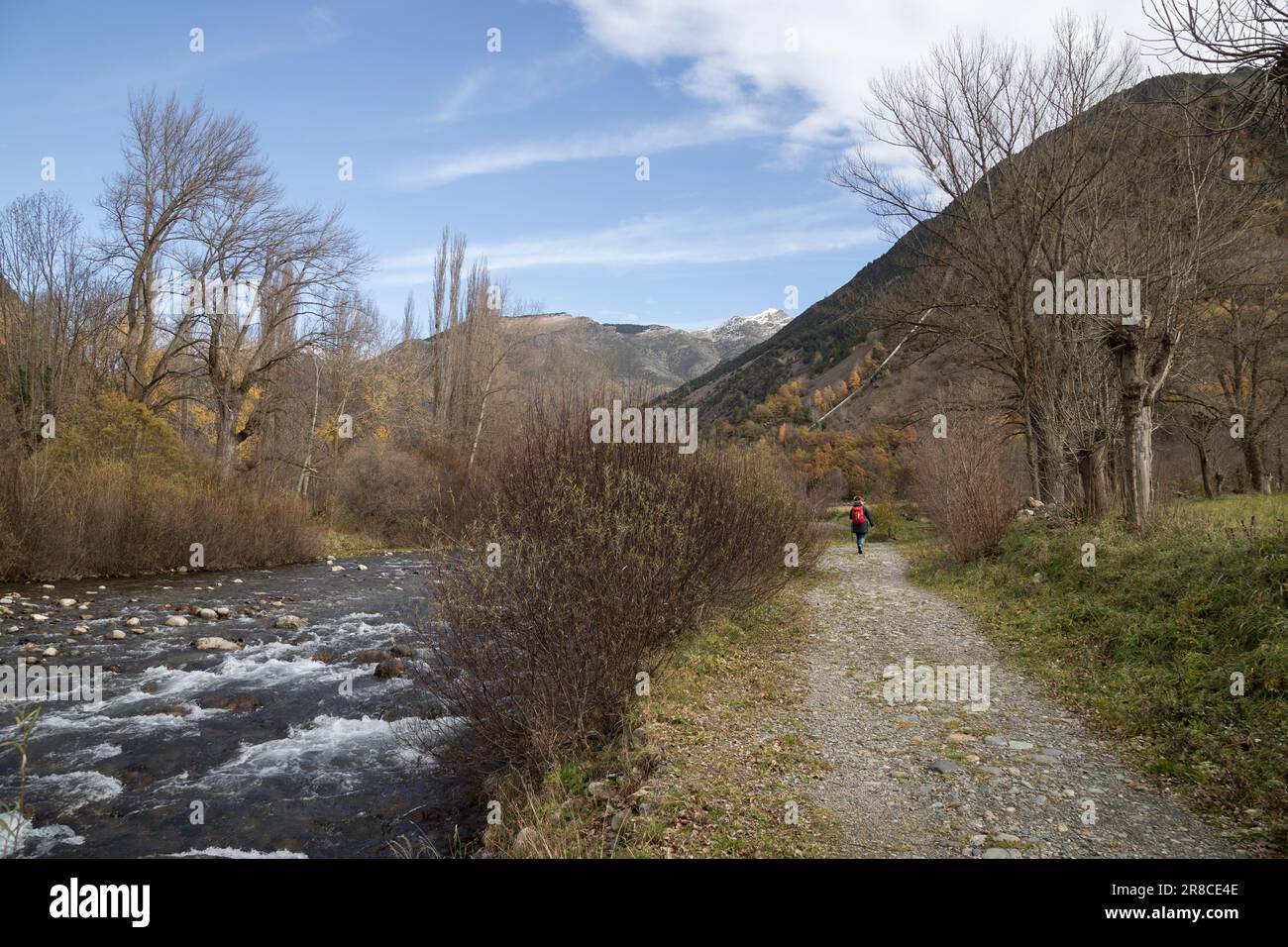 Sentiero accanto a un fiume nella Valle di Boi in Catalogna Foto Stock