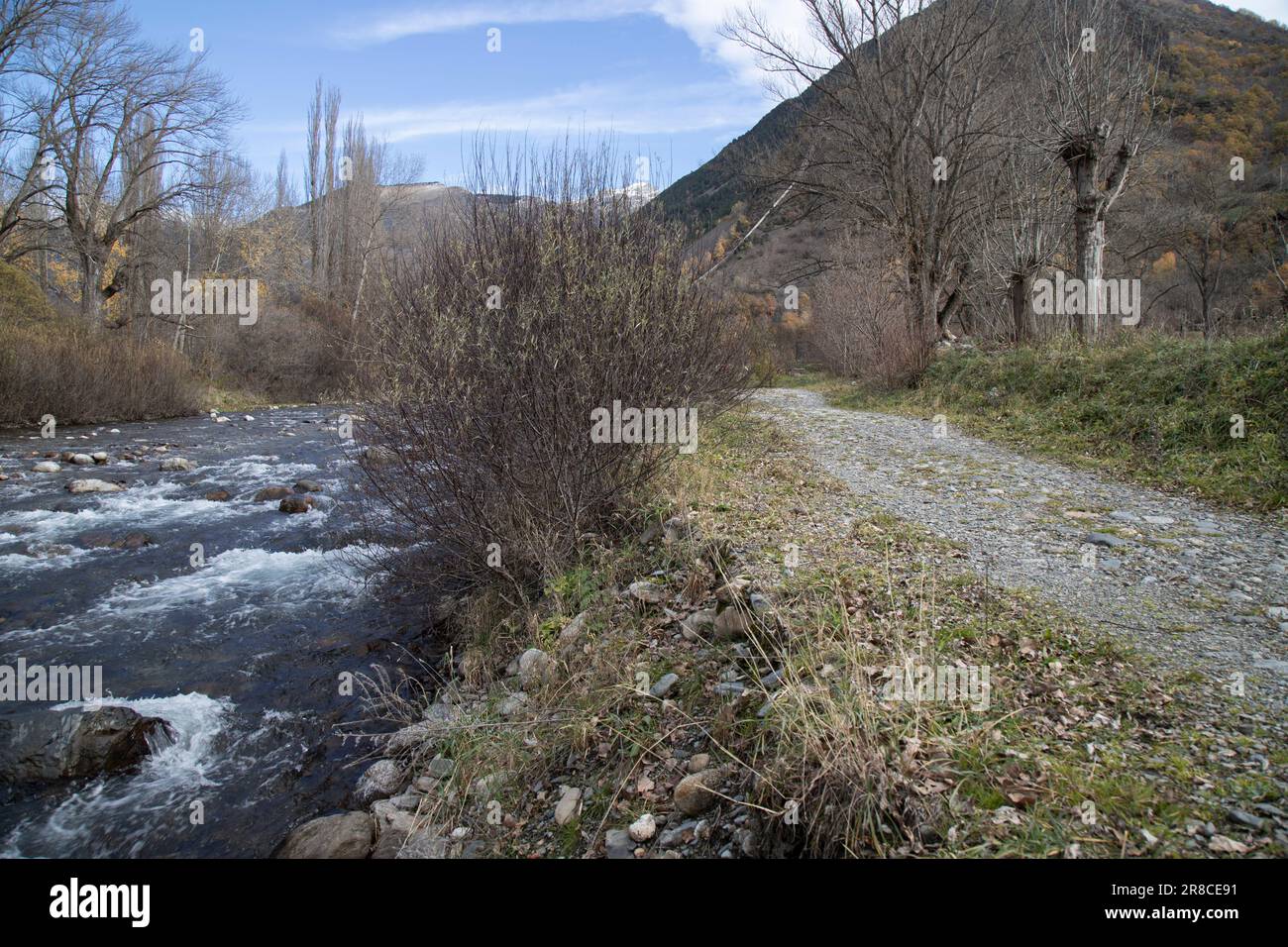 Sentiero accanto a un fiume nella Valle di Boi in Catalogna Foto Stock