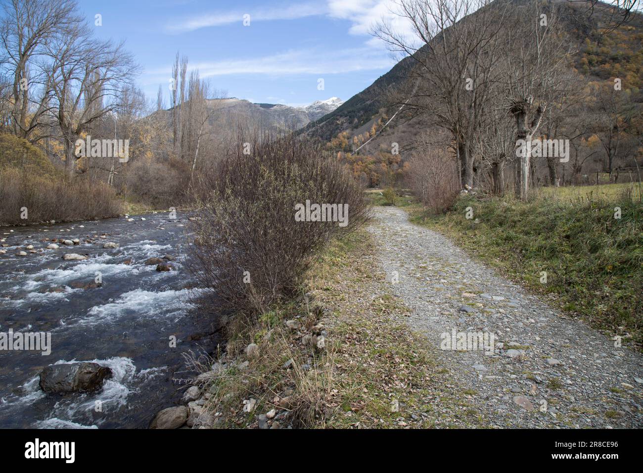 Sentiero accanto a un fiume nella Valle di Boi in Catalogna Foto Stock