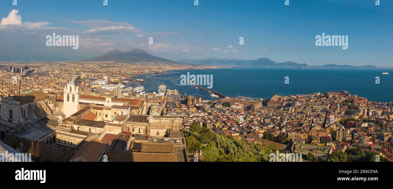 Il panorama di Napoli alla luce della sera. Foto Stock