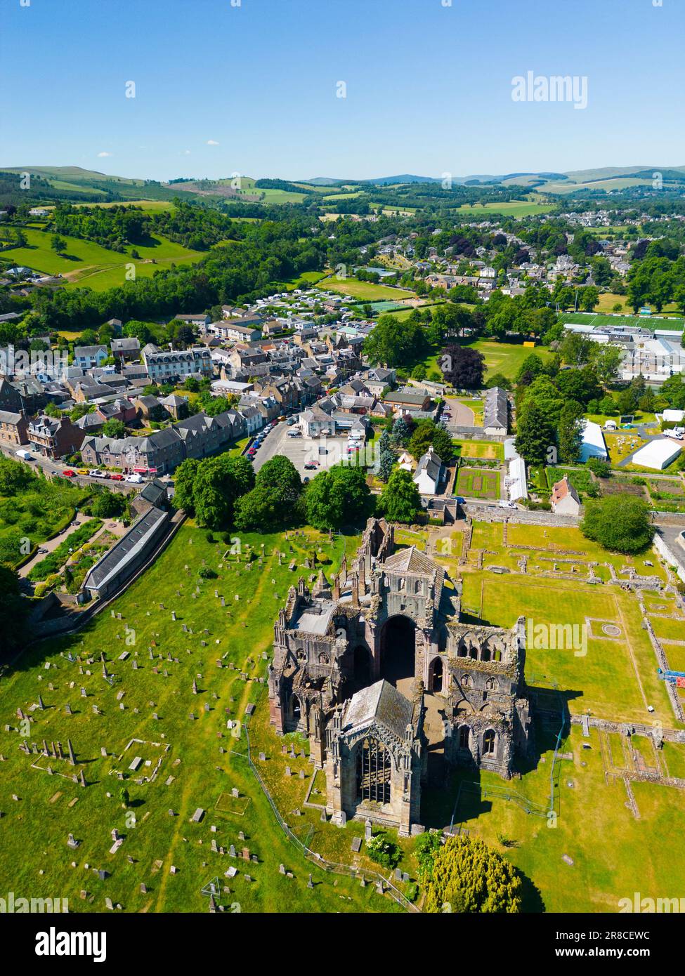 Vista aerea dal drone della città di Melrose e dell'abbazia di Melrose ai confini scozzesi, Scozia, Regno Unito Foto Stock