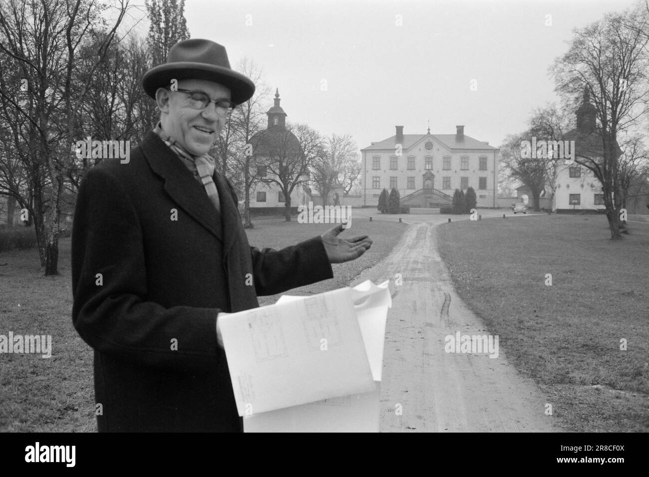 Attuale 53-4-1960: Castello norvegese in Svezia il comune di Oslo non ha qualcosa di meglio su cui spendere i nostri soldi che costruire un palazzo municipale di Pampe all'estero? Ha chiesto ai contribuenti indignati quando è diventato noto che la città aveva impegnato nel restauro e la ristrutturazione del castello di Hässelby vicino a Stoccolma, una magnifica proprietà del 17th ° secolo situato a circa 13 chilometri dal centro di Stoccolma. Il direttore Nils Ahlgren, che gestisce tutte le proprietà della città di Stoccolma, sarà responsabile della ristrutturazione. Egli promette che i cittadini di Oslo otterranno molto per le loro tasse Foto Stock