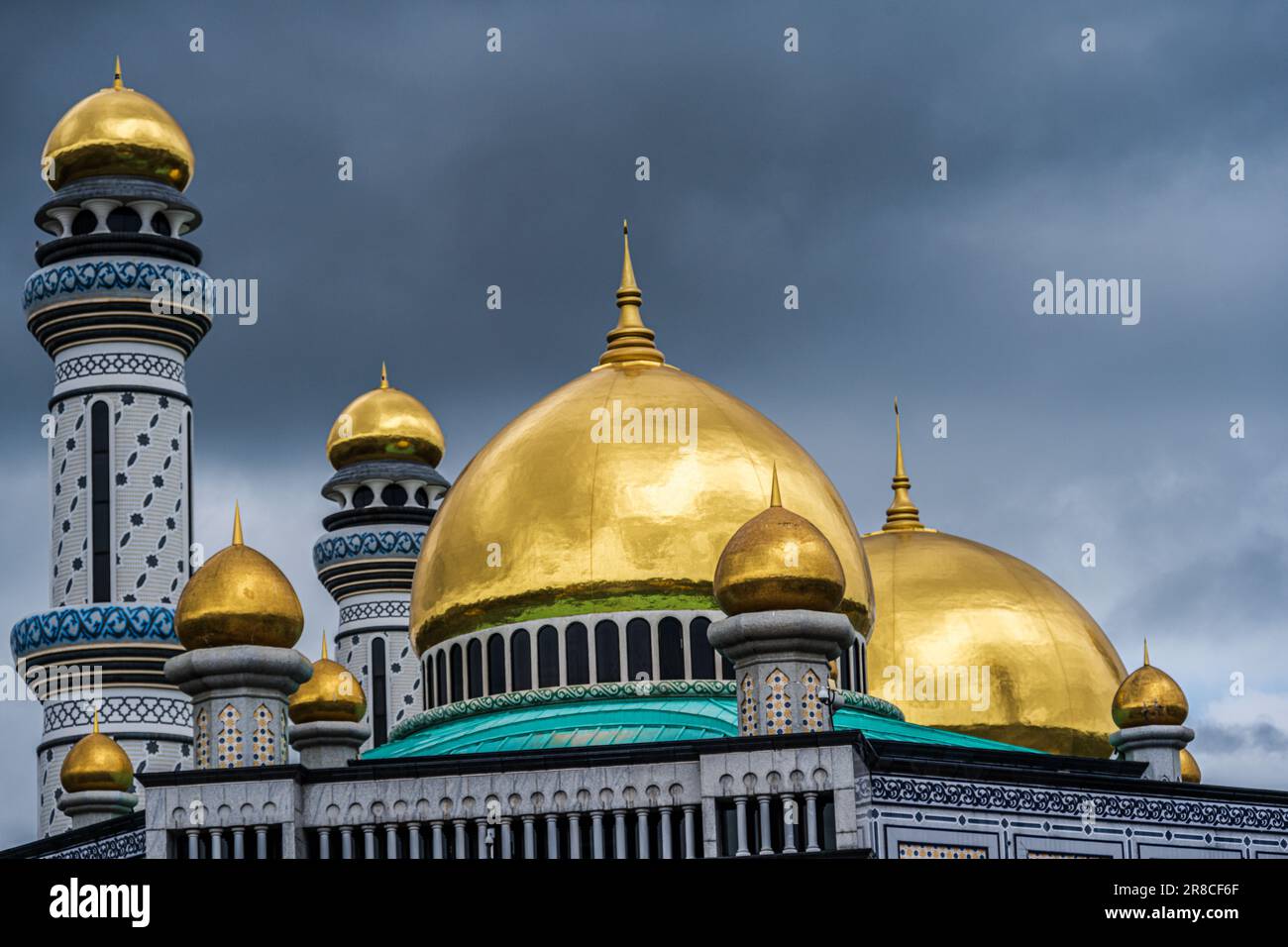 Bandar seri Begawan, Brunei - 5 marzo 2023. Un teleobiettivo di cupole d'oro e un minareto in cima alla Moschea ASR Hassanil Bolkiah di JaME. Foto Stock