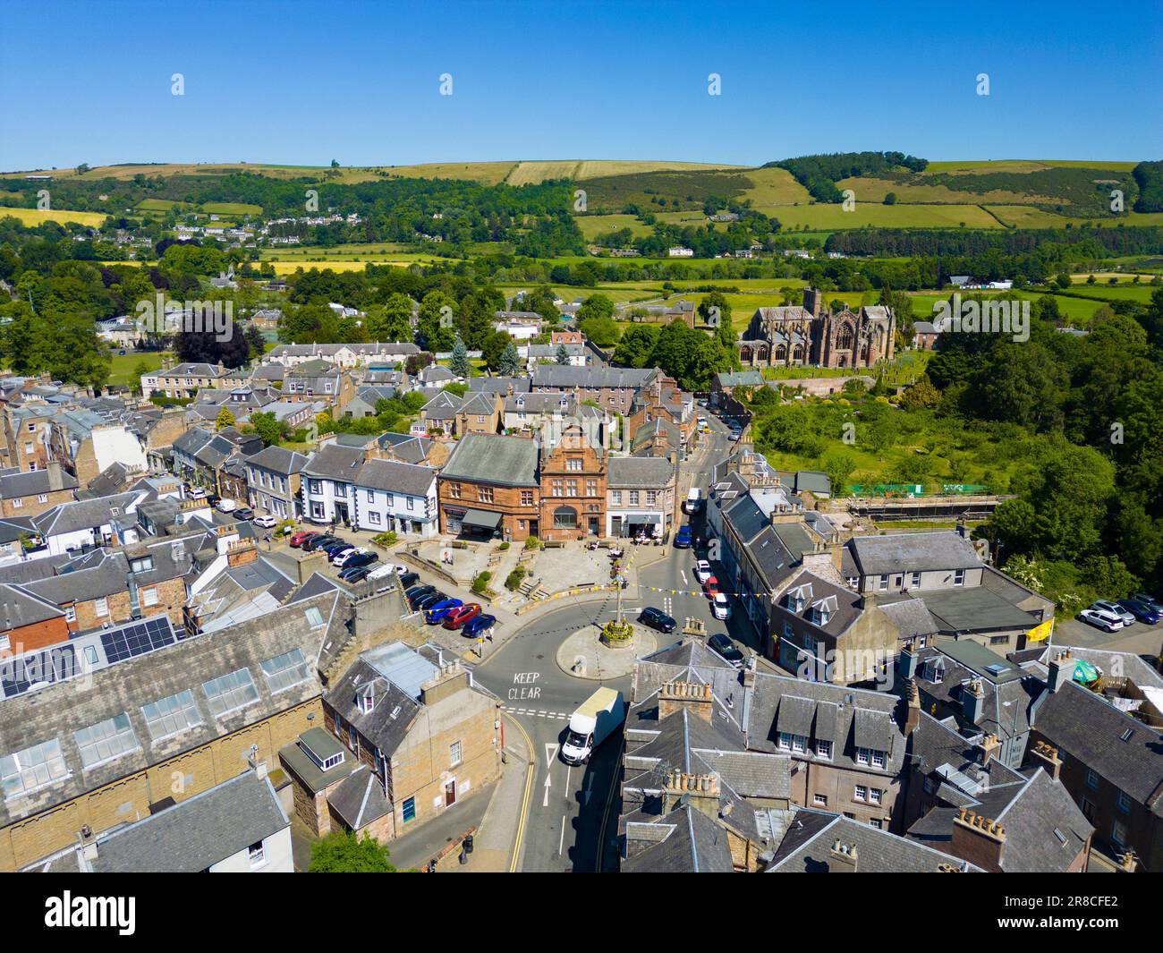 Vista aerea dal drone della città di Melrose ai confini scozzesi, Scozia, Regno Unito Foto Stock