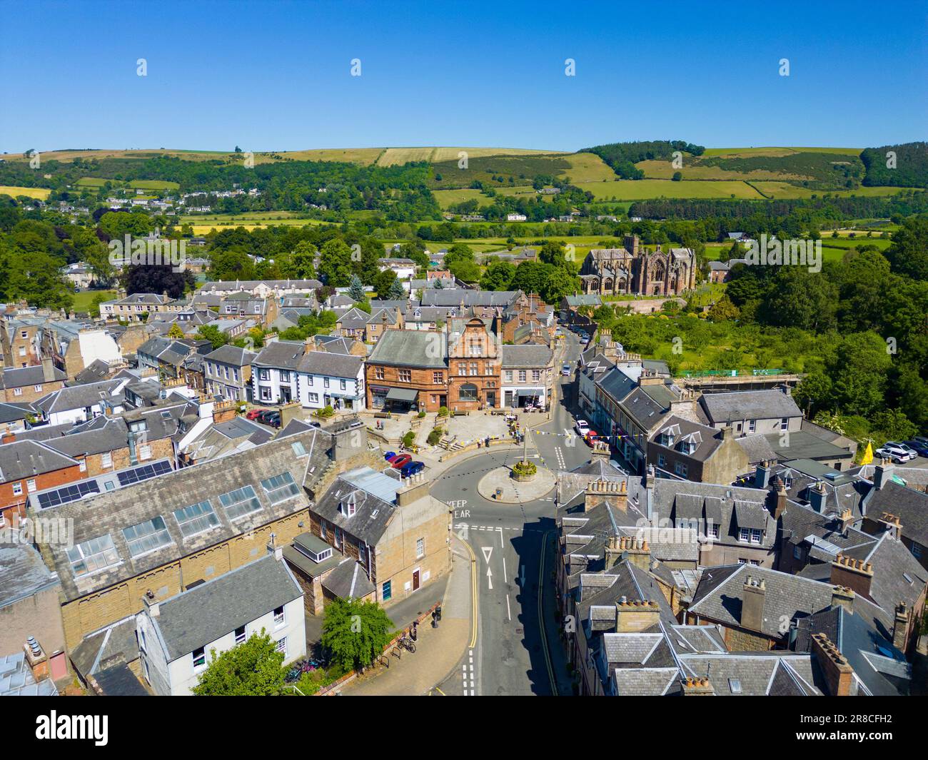 Vista aerea dal drone della città di Melrose ai confini scozzesi, Scozia, Regno Unito Foto Stock