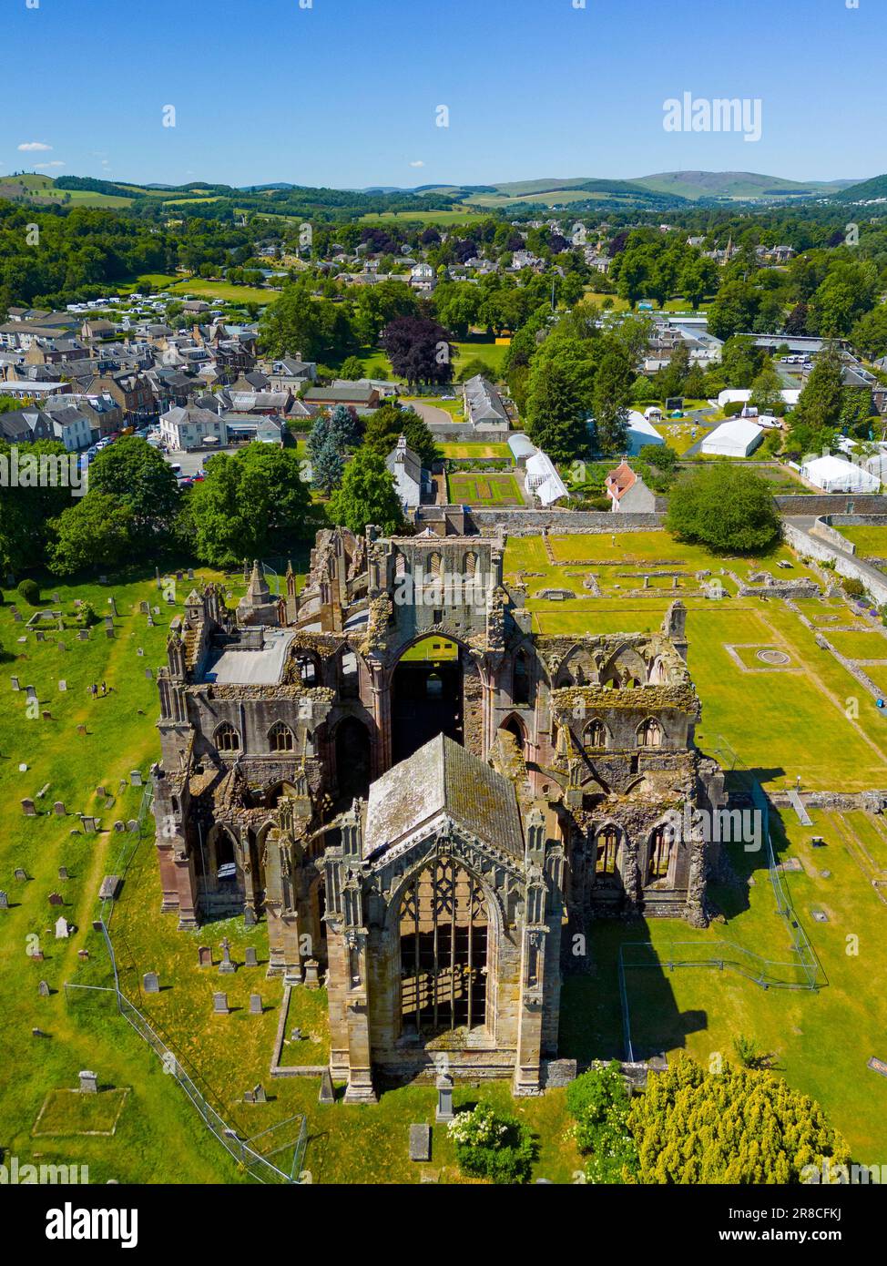 Vista aerea dal drone delle rovine dell'Abbazia di Melrose ai confini scozzesi, Scozia, Regno Unito Foto Stock