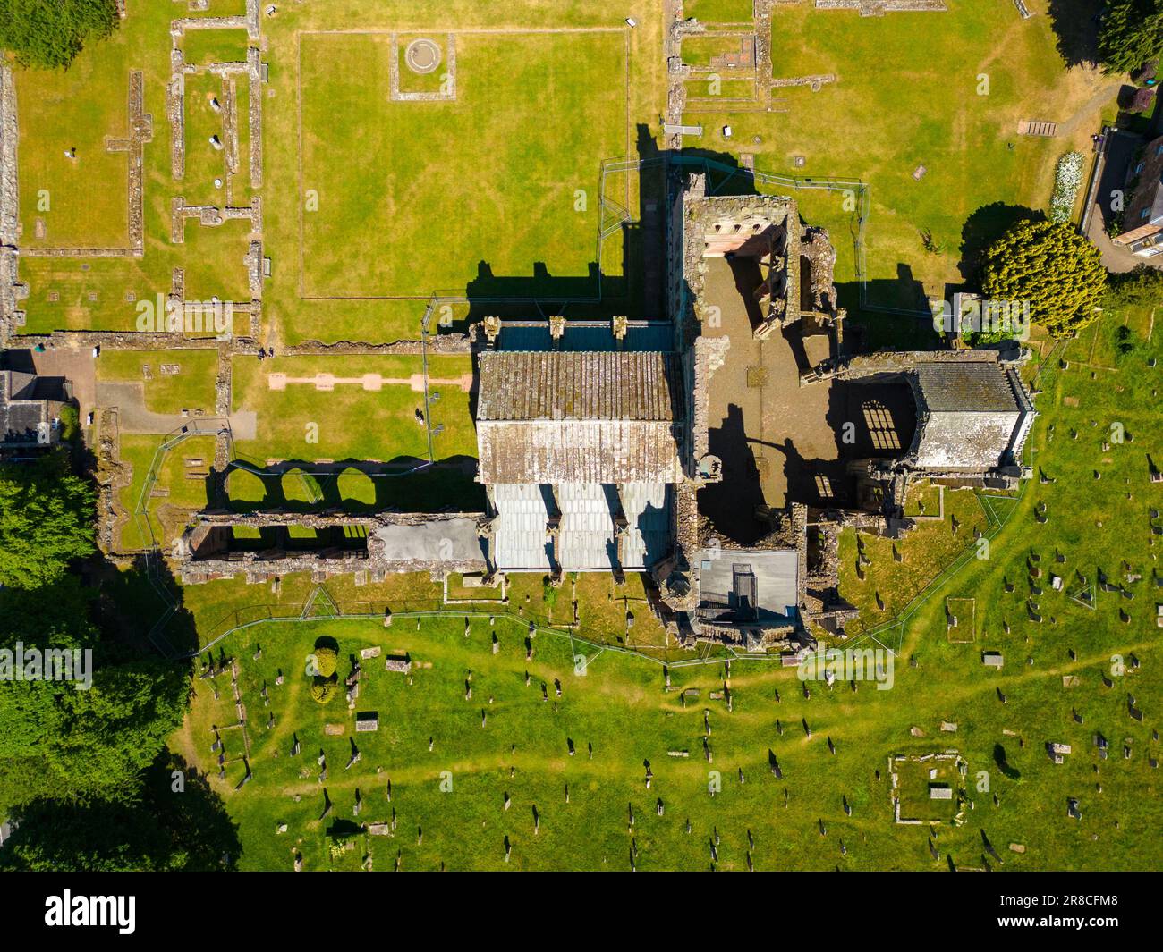 Vista aerea dal drone delle rovine dell'Abbazia di Melrose ai confini scozzesi, Scozia, Regno Unito Foto Stock