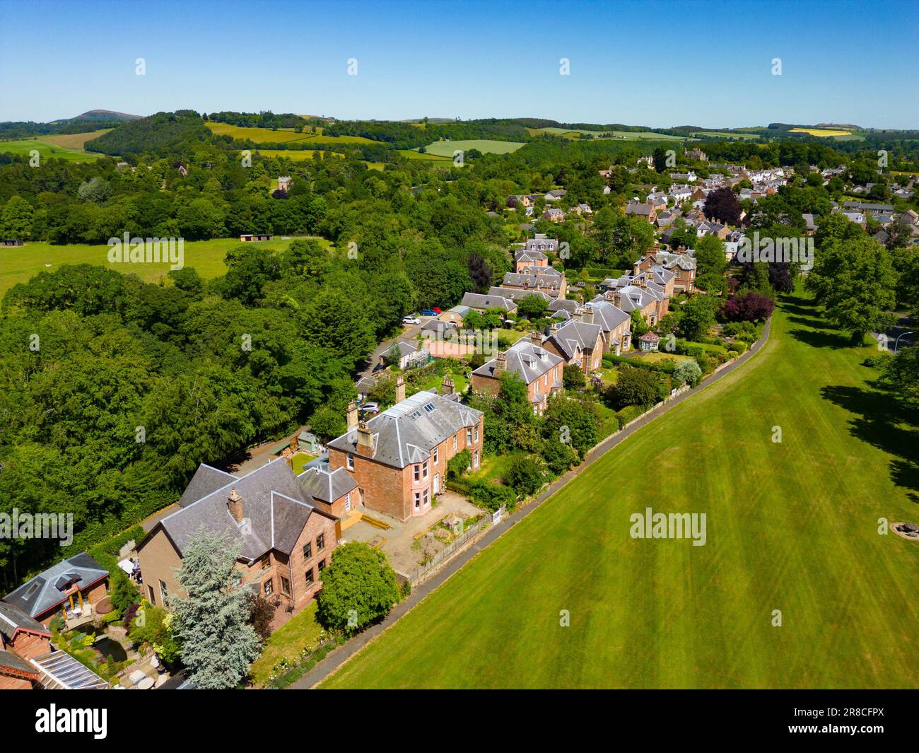 Vista aerea dal drone di fila di grandi ville indipendenti nel villaggio di St Boswells in Scottish Borders, Scozia, Regno Unito Foto Stock