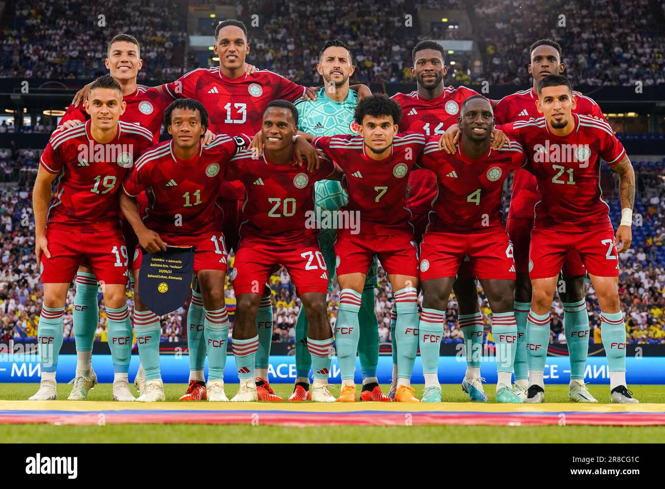 GELSENKIRCHEN, GERMANIA - GIUGNO 20: Teamphoto della Colombia, (retro fila L-R) Mateus Uribe della Colombia, Yerry Mina della Colombia, portiere Camilo Vargas della Colombia, Jefferson Lerma della Colombia, Jhon Lucumi della Colombia, (prima fila L-R) Rafael Santos Borre della Colombia, Juan Cuadrado della Colombia, Jhon della Colombia, Arias della Colombia Luis Diaz di Colombia, Deeiver Machado di Colombia, Daniel Munoz di Colombia durante la partita internazionale amichevole tra la Germania e la Colombia alla Veltins-Arena il 20 giugno 2023 a Gelsenkirchen, Germania (Foto di Joris Verwijst/Orange Pictures) Foto Stock