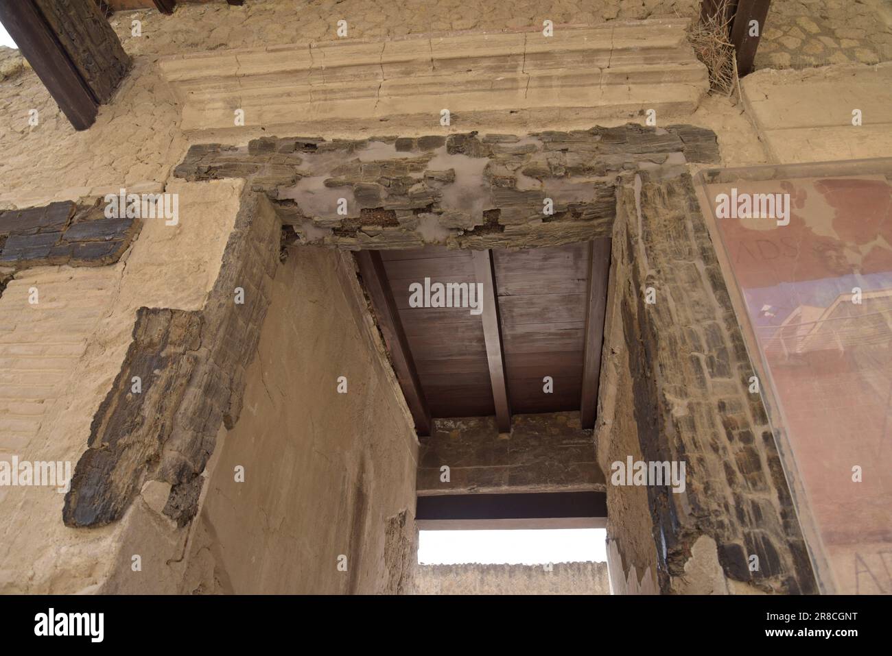 Resti in legno carbonizzato di costruzioni romane in legno a Ercolano, una città distrutta dall'eruzione del Vesuvio nel 79 d.C., Ercoland, Napoli, Italia Foto Stock