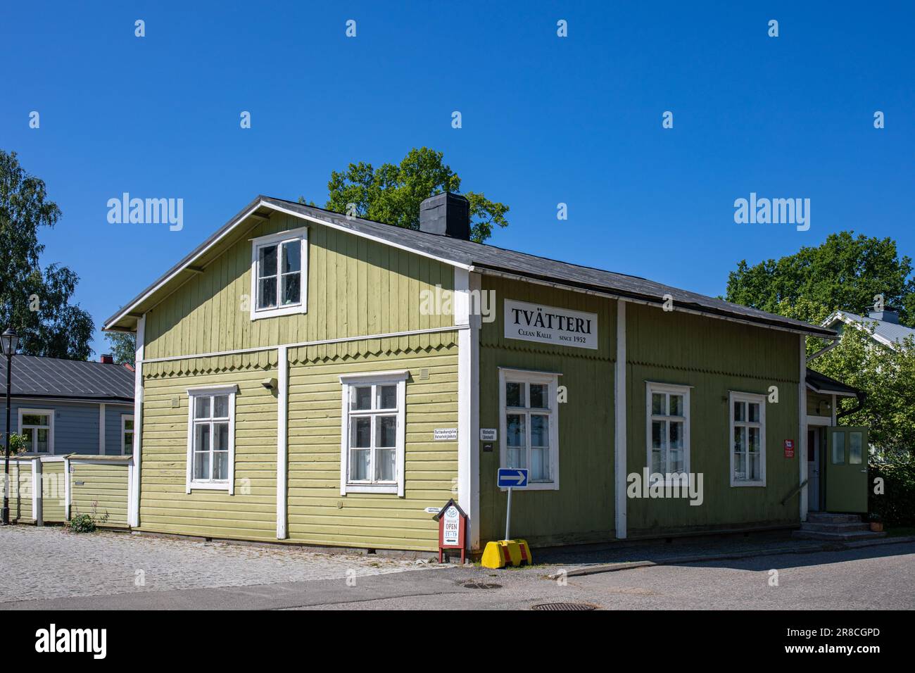 Pulire Kalle Tvätteri. Vecchio edificio ad angolo in legno a Basatorget o Raippatori a Barckens udde, la città vecchia di Tammisaari / Ekenäs, Finlandia. Foto Stock