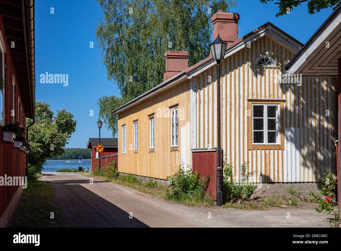 Idilliaca vista su Sjöformansgatan o via Venemiehenkatu in una soleggiata giornata estiva a Barckens udde, la città vecchia di Ekenäs o Tammisaari, Finlandia Foto Stock