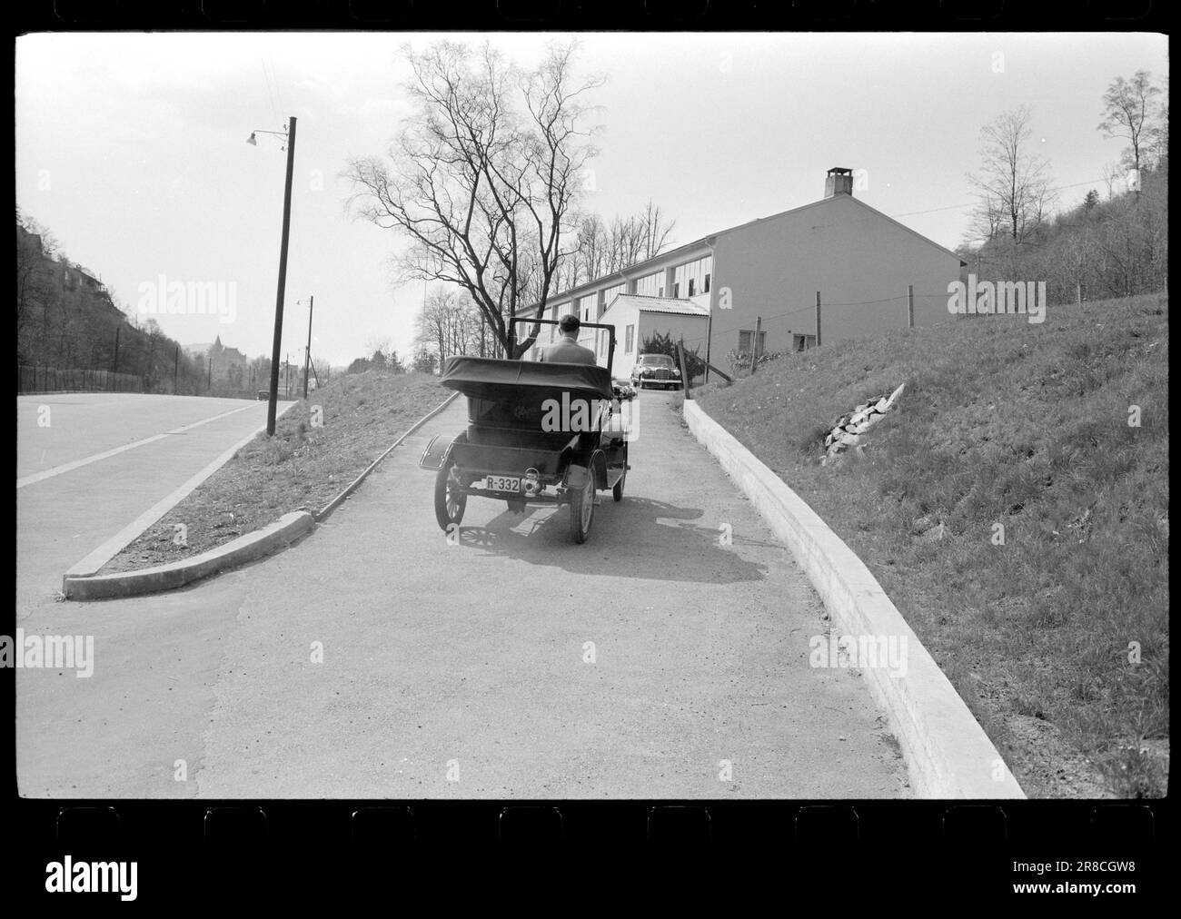 Attuale 23-2-1960 : Nizza annata su ruote Reidar Frønsdal è il felice proprietario della più antica auto norvegese del vecchio famoso marchio De Dion Bouton. Il veicolo è immatricolato e omologato per essere utilizzato nel traffico a condizione che venga utilizzato solo alla luce del giorno. Foto: Sverre A. Børretzen / Aktuell / NTB ***FOTO NON ELABORATA*** Foto Stock