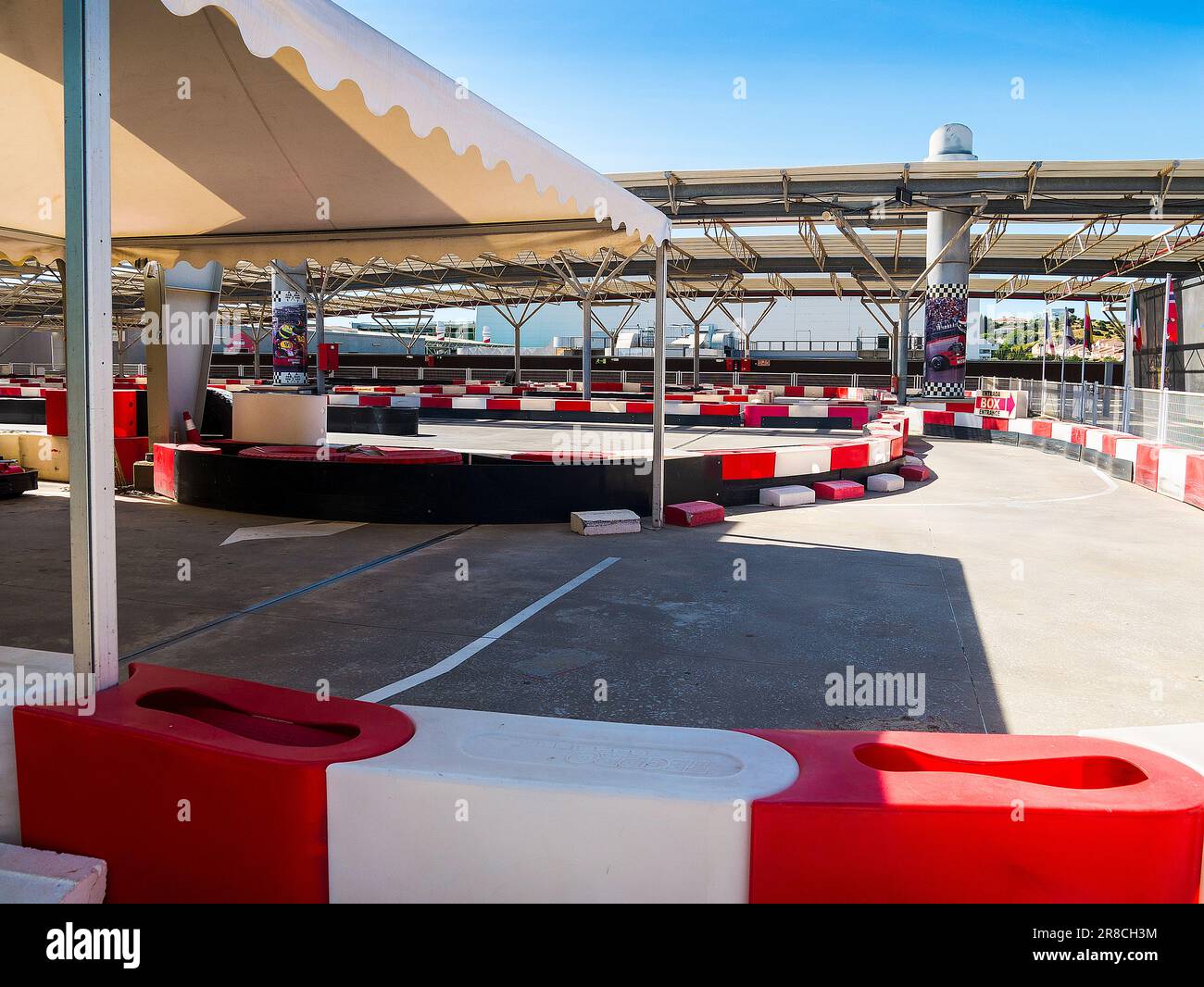 Ippodromo in cima a un edificio di vendita al dettaglio a Fuengirola in Spagna Foto Stock Ippodromo in cima a un edificio di vendita al dettaglio a Fuengirola in Spagna Foto Stock