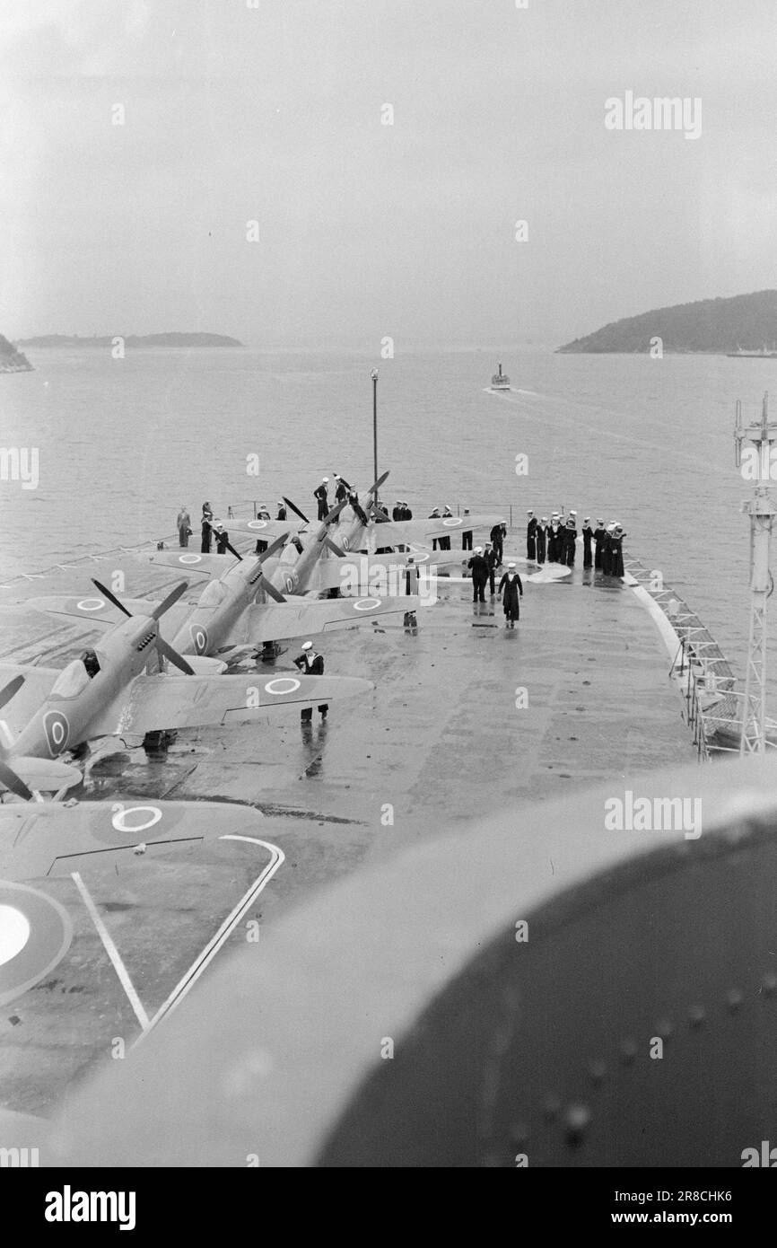 Attuale 12-3-1947: Italiano Fåtebösek unità della British Home Fleet Visita le città costiere norvegesi all'inizio di giugno. A bordo di 'Vengeance' era il Comandante-in-Capo della Marina britannica, primo Signore del mare, Ammiraglio Cunningham. Questa prima visita ufficiale della flotta britannica dopo la guerra è avvenuta su iniziativa norvegese, come un saluto e grazie alla marina britannica. Il colosso torreggiante 'Vengeance' sulla sua strada per il Oslofjord. L'equipaggio è in procinto di lucidare gli aerei sul ponte di decollo e rendere la barca bella per l'arrivo a Oslo. Nella maggior parte dei luoghi, il pubblico avrà accesso alla w Foto Stock