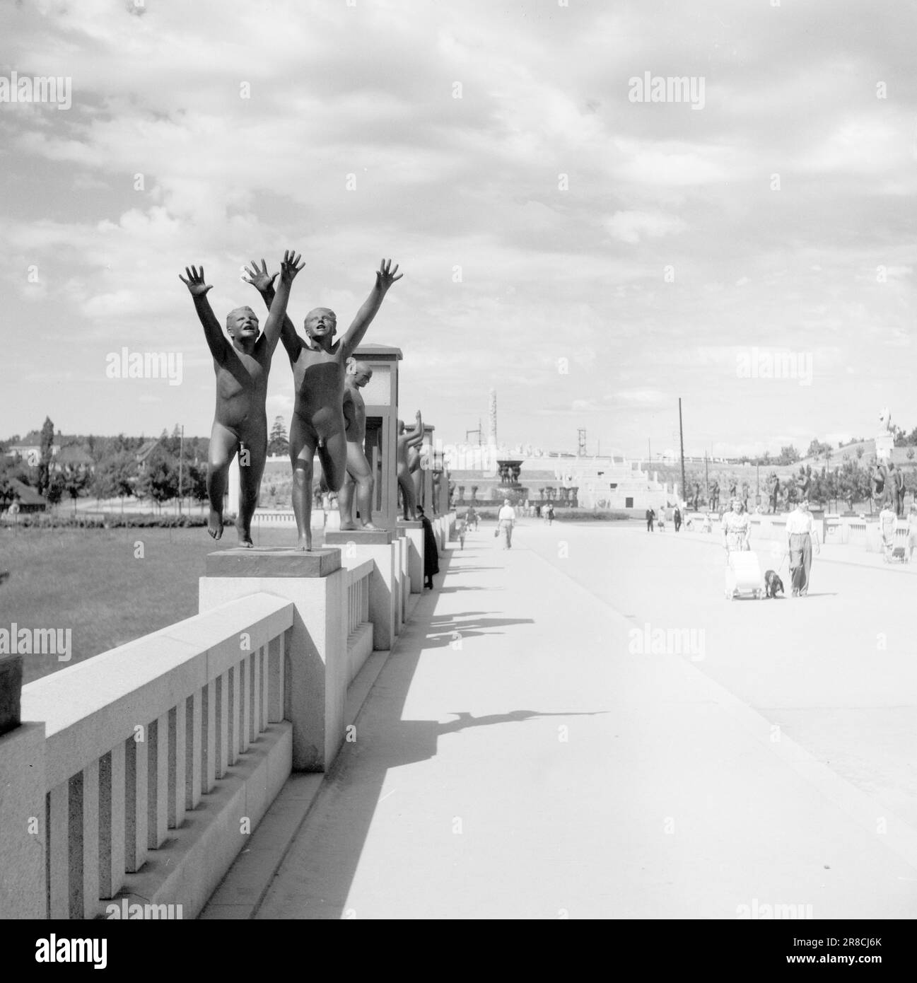Corrente 16-1947: La pianta di Vigelands, scandaloso o brillantooltre il corso dell'estate, la pianta di Vigeland a Frognerparken è cresciuta abbastanza considerevolmente. La maggior parte delle 36 sculture che circondano il monolito sono state messe in atto, la fontana ha ricevuto acqua, e la lavorazione degli spazi intorno alla fontana e il monolito è in corso. I turisti vi affollano nelle loro centinaia e migliaia. Se Oslo non ha nient'altro, la città ha almeno guadagnato una grande attrazione turistica nello stabilimento di Vigeland. Le opinioni sono divise tra i turisti stranieri, proprio come i norvegesi, e le onde o Foto Stock