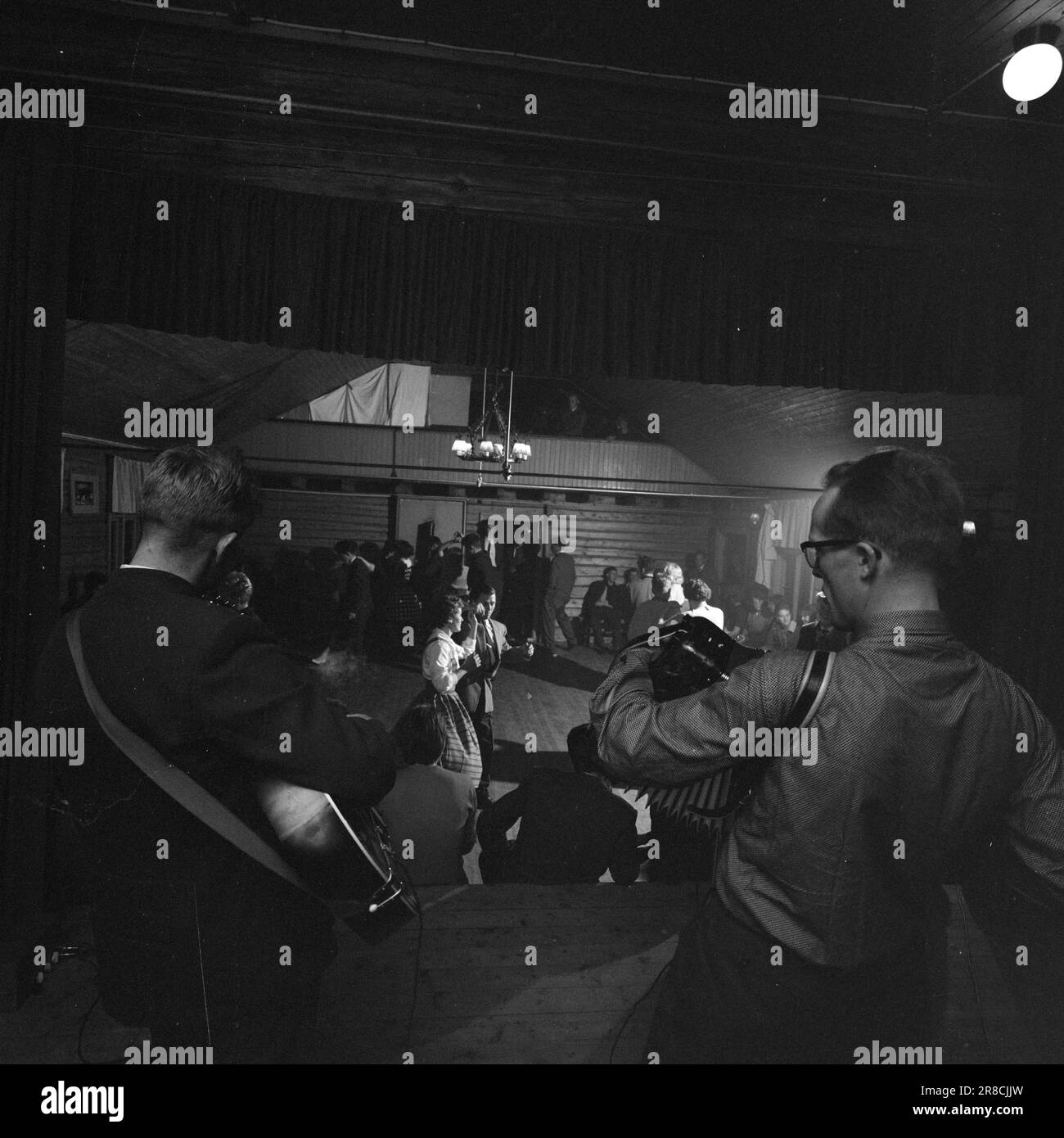 Attuale 44-6-1960: E c'era una danza in camera andiamo a una danza del sabato in un villaggio di montagna ad ovest di Røros quando il desiderio e la gioia di ballare è al suo apice, la musica è di secondaria importanza. Qui non è necessaria alcuna orchestra di 16 pezzi, il fischio potrebbe certamente fare. Foto: Aage Storløkken / Aktuell / NTB ***FOTO NON ELABORATA*** Foto Stock