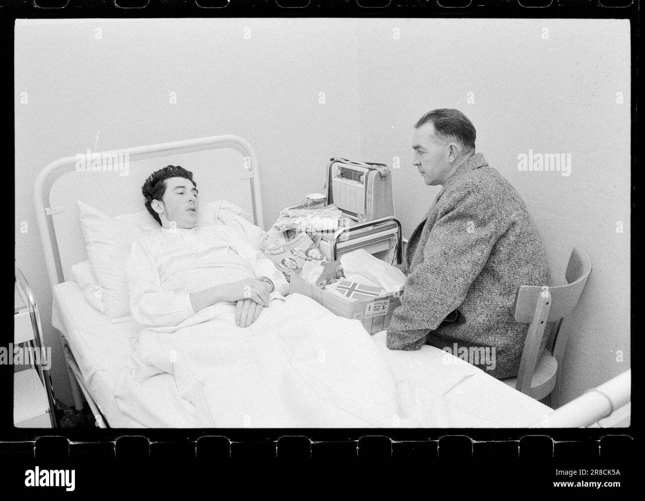 Corrente 57-6-1960: Quando le luci sono accese là... In tutto il mondo, piccole parti della Norvegia hanno celebrato il Natale e si sono preparate per il Natale ancora più intensamente di noi qui a casa. In una tipica città marinara come Amburgo, con un pesante traffico marittimo norvegese, il marinaio Eilif Jacobsen e il suo assistente Ragnar Hellstrand e altri aiutanti hanno avuto un Natale peggiore di qualsiasi casalinga norvegese vecchio stile. Hanno uno spettacolo di Natale tutto l'anno. Smører Rolf Sundvoll era stato da solo in un ospedale di Amburgo per due giorni quando l'assistente Hellstrand arrivò con il pacchetto. Sundvo Foto Stock