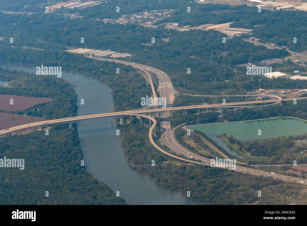 Richmond, Virginia, USA - Vista aerea del fiume James, i-95 e del Vietnam Veterans Bridge sulla Pocahontas Parkway i-895 nella contea di Chesterfield Foto Stock