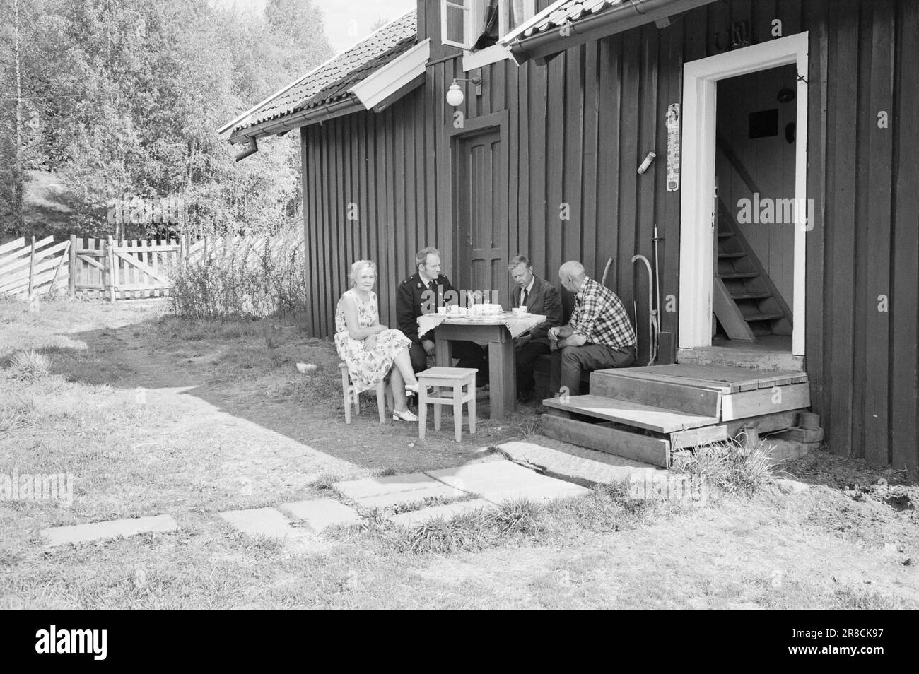 Attuale 22 - 2 - 1974: DUS con il PoliceLa polizia distrettuale è uno strano fenomeno che agisce come una sorta di zona cuscinetto tra il poliziotto ordinario e il ragazzo in strada. Lo scopo principale è quello di prevenire la criminalità. La corrente è con gli ufficiali Helge Løhren e Lars Stubstad. Visita di Maria e Reidar Ødegården a Østmarka. Entrambi sono stati attivamente coinvolti nel lavoro con i giovani del distretto. Foto: Ivar Aaserud / Aktuell / NTB ***FOTO NON ELABORATA*** Foto Stock