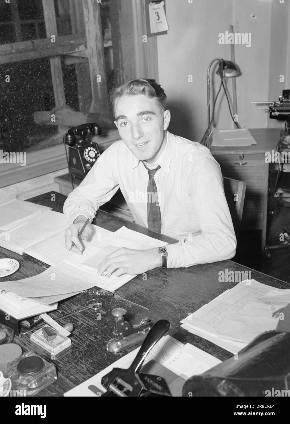 Attuale 21-5-1947: Viking - SkeidQuesto anno finalisti la finale sarà uno showdown tra due buoni team tecnici. La maggior parte dei giocatori di Skeid e Viking si divergono al meglio su piazzole bagnate e pesanti. Cucchiaio V. mezzo Knut Andersen. 20 anni. Bookkeeper. Non sposato. Campione nella classe giovani 1946. Ha giocato quasi tutti i giochi quest'anno. Ha fatto il suo debutto per la squadra di Oslo contro Värmland la scorsa settimana. Giocatore estremamente promettente. Grande e potente. Salto con gli sci. Foto: Aktuell / NTB ***FOTO NON ELABORATA*** Foto Stock